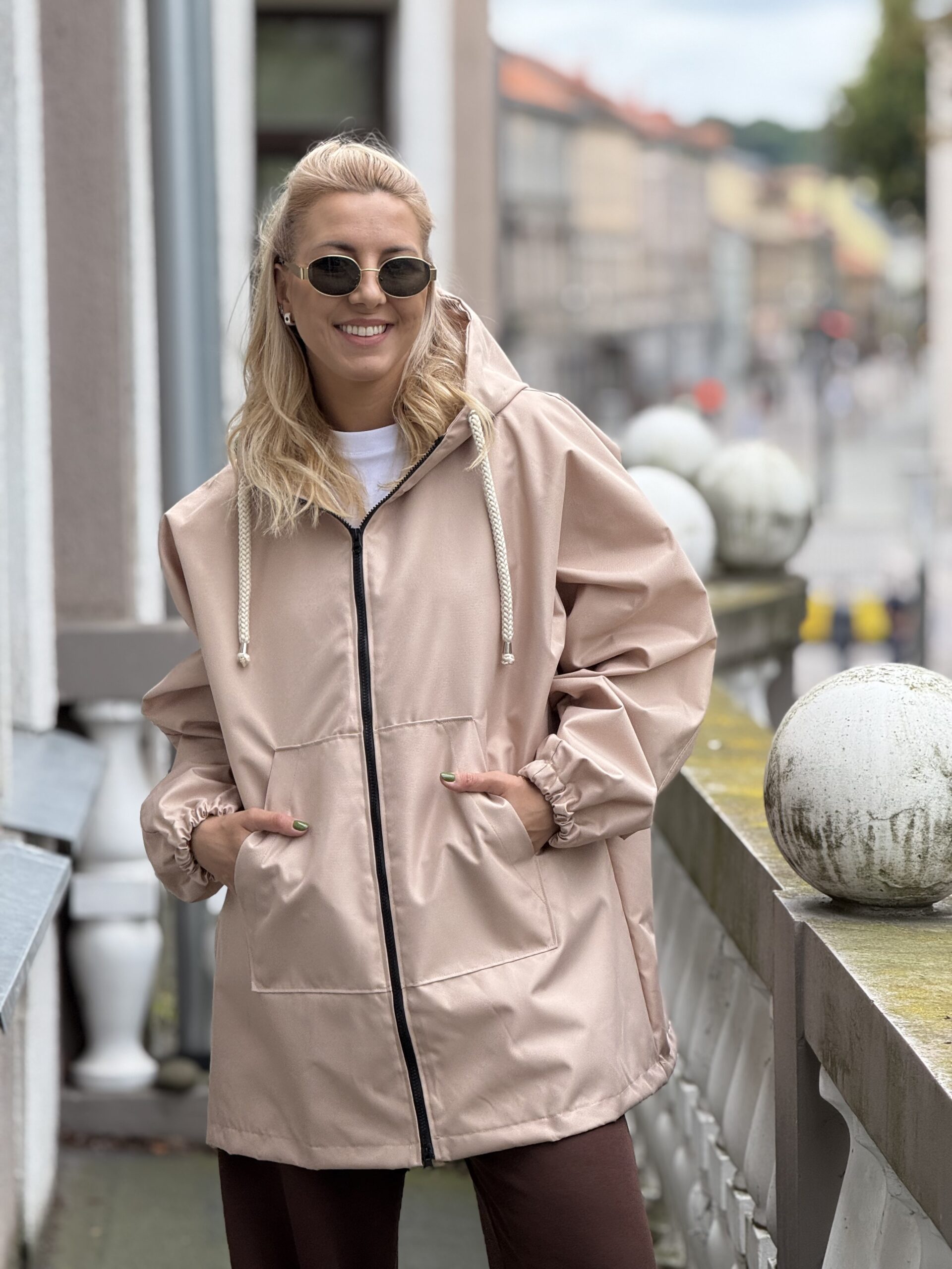 Tamsiai kreminis ilgas lietpaltis