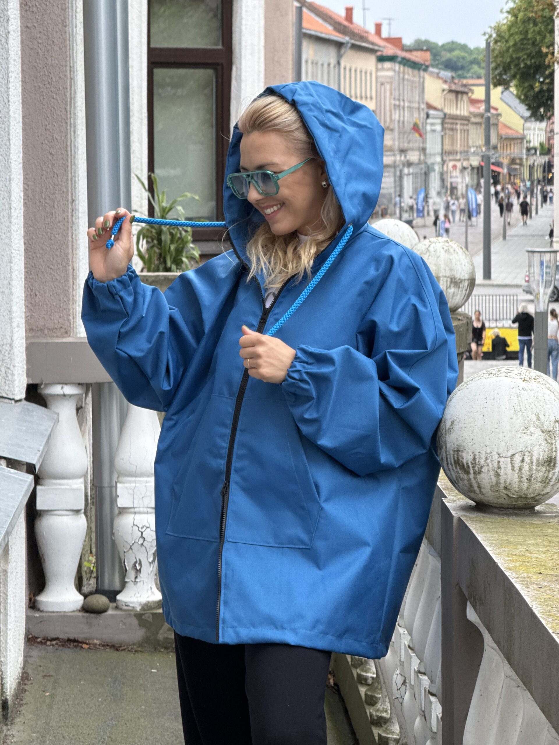 Mėlynas ilgas lietpaltis