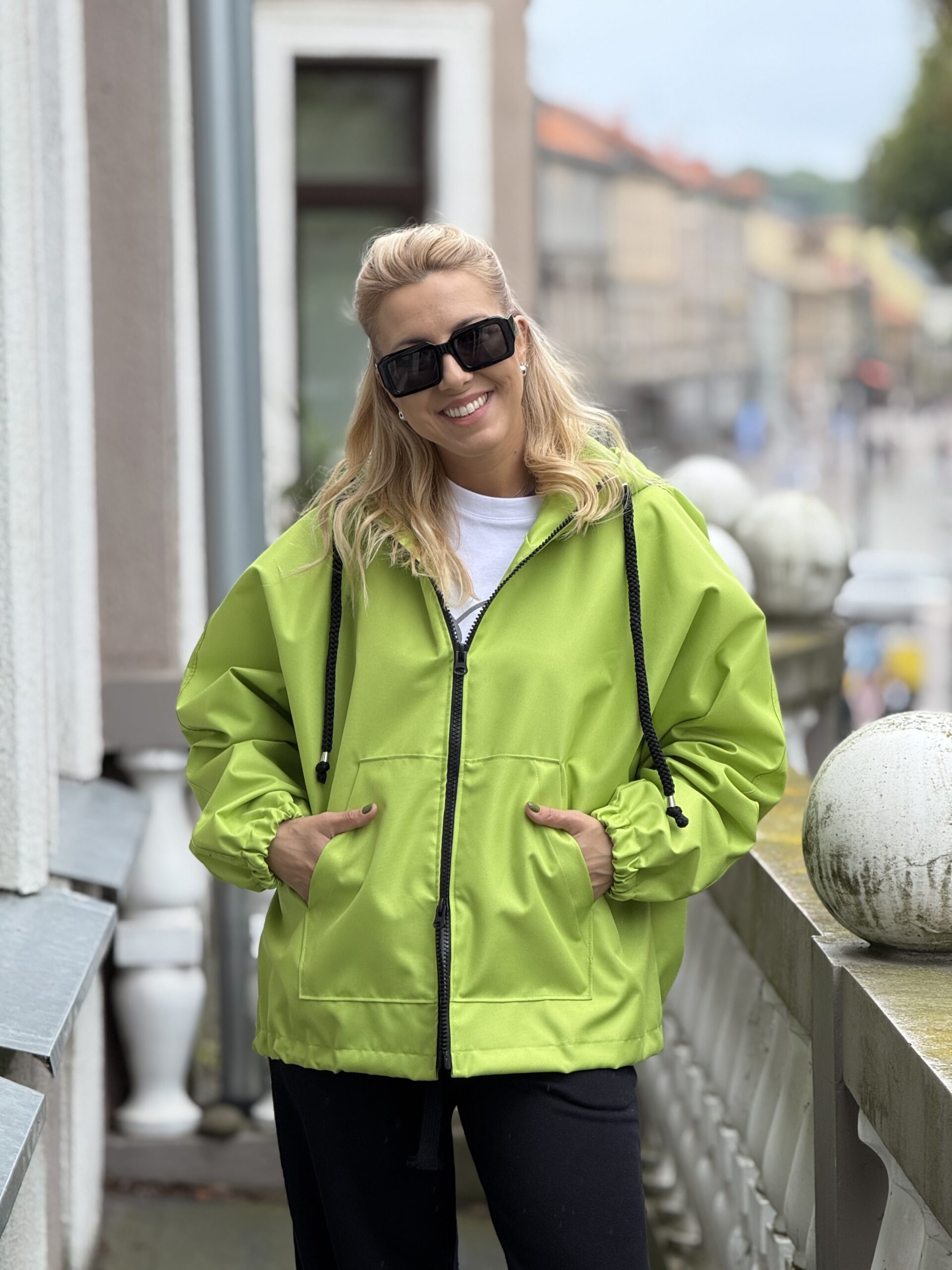 Žalias trumpas lietpaltis