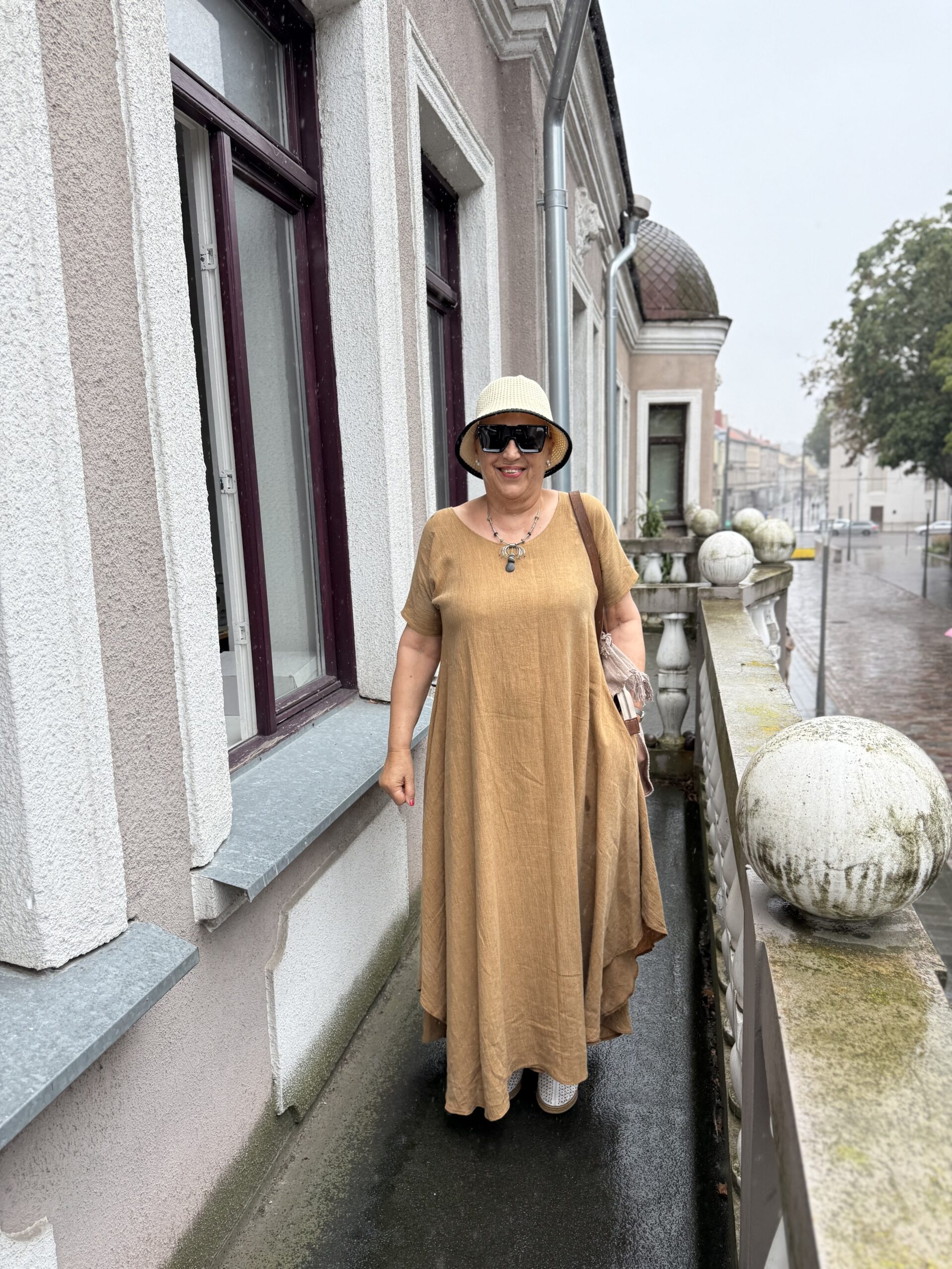 Ilga ruda suknelė trumpesniais šonais
