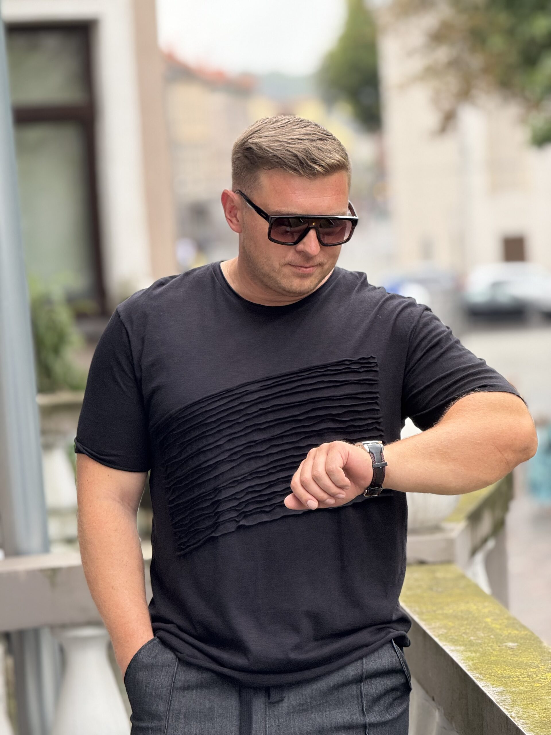 Juoda vyriška palaidinė su padraskymais