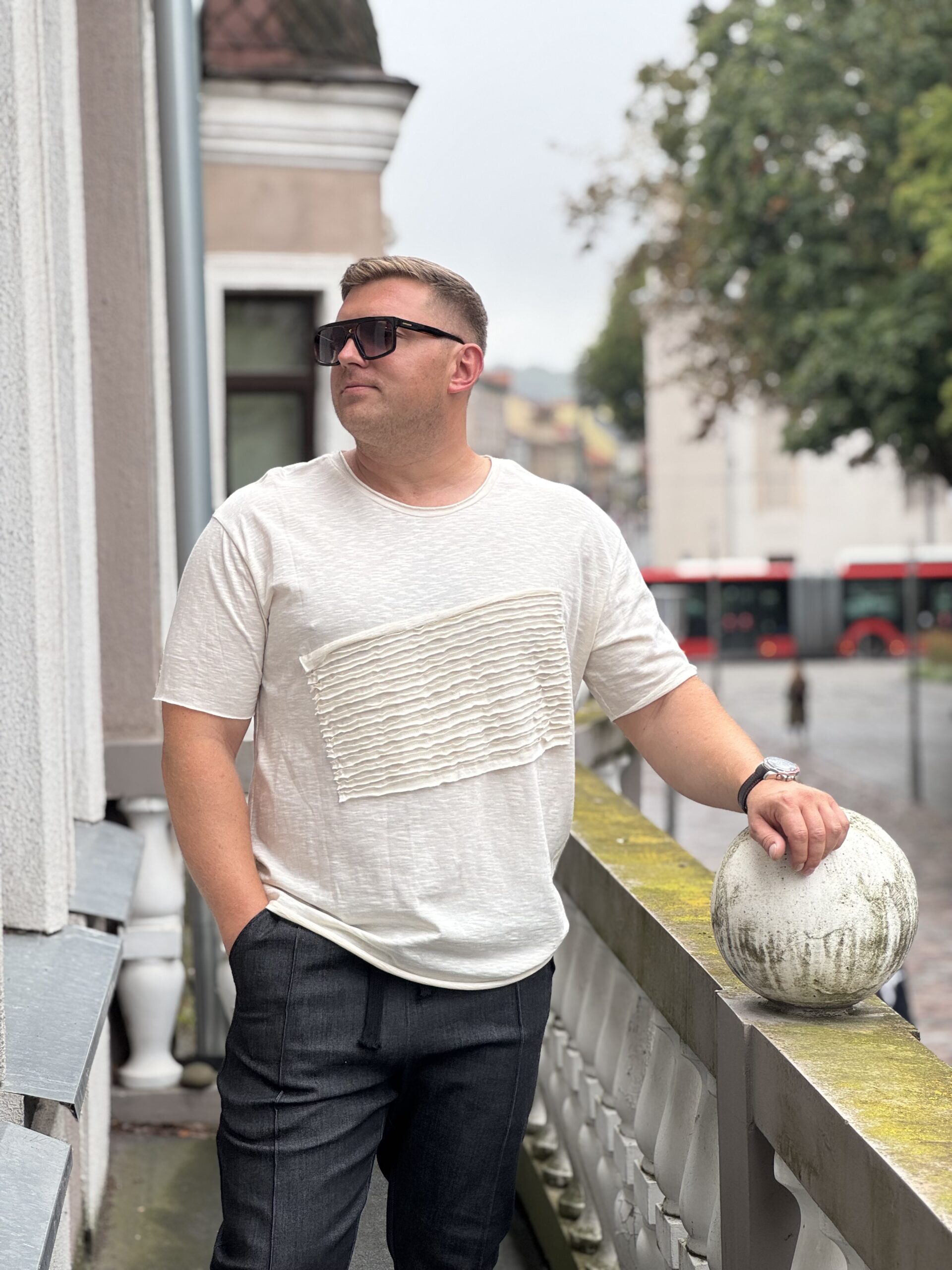 Šviesi vyriška palaidinė su padraskymais