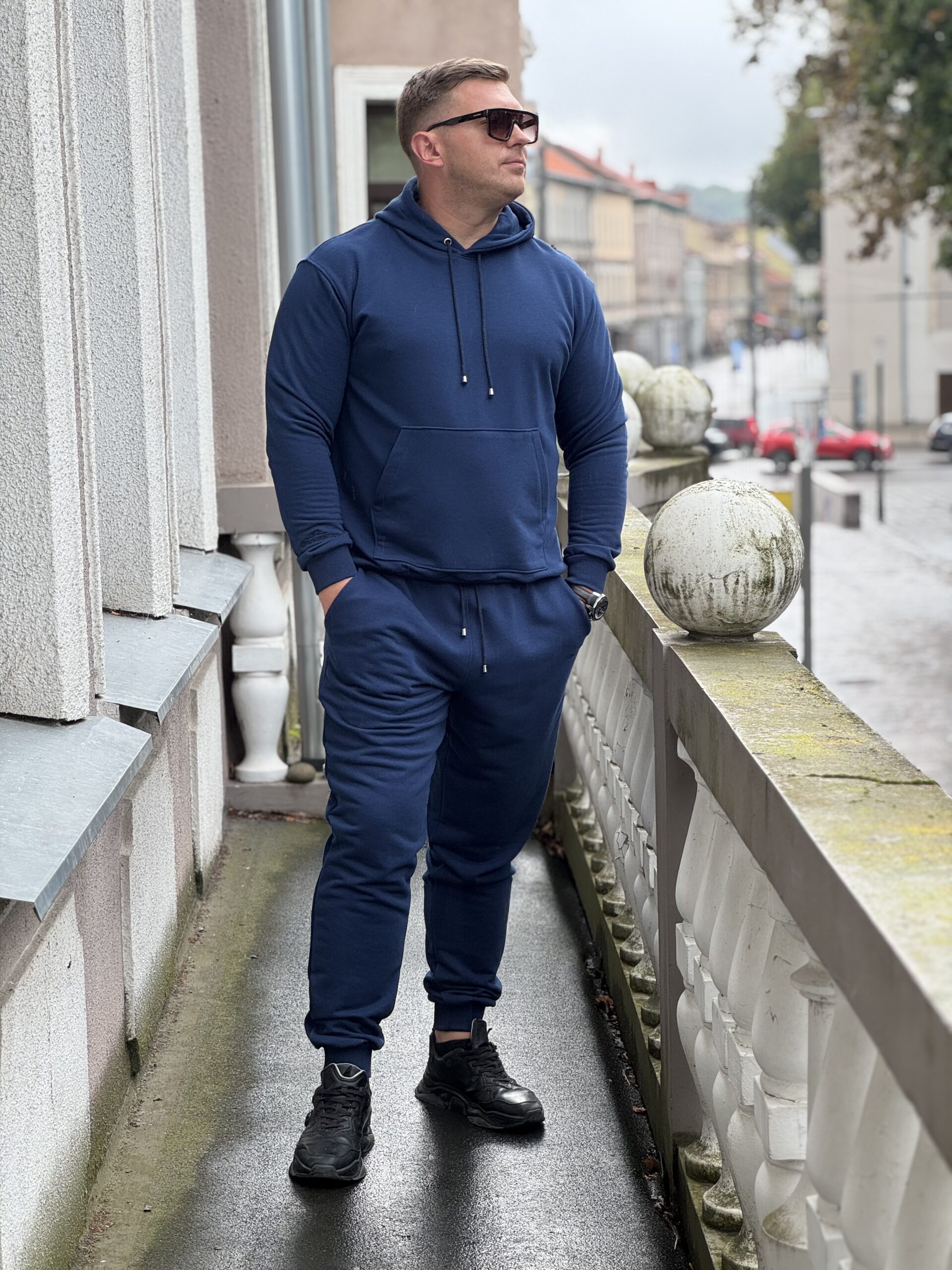 Vyriškas tamsiai mėlynas laisvalaikio kostiumas (XL dydis)