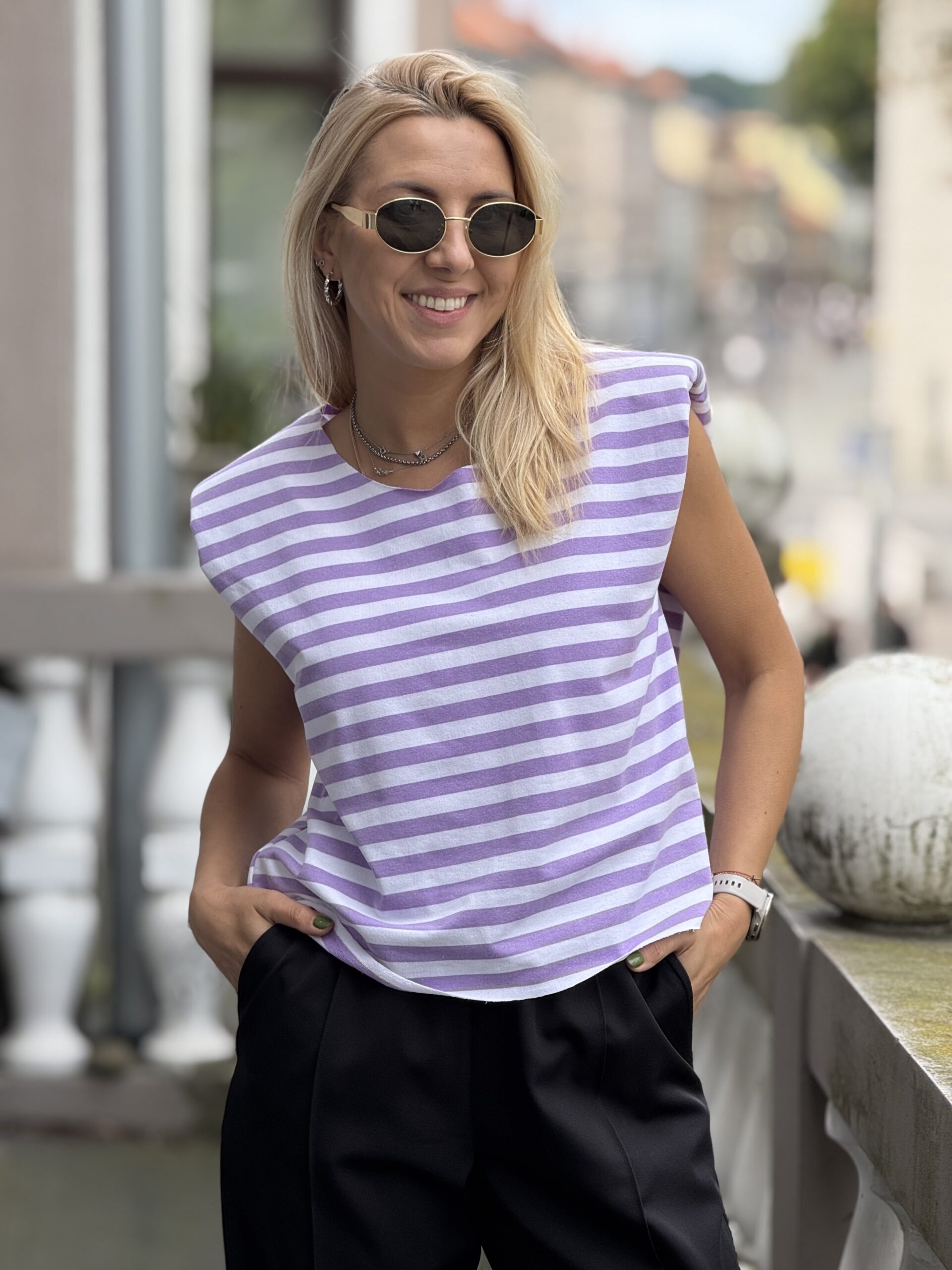 Dryžuota violetinė palaidinė su petukais