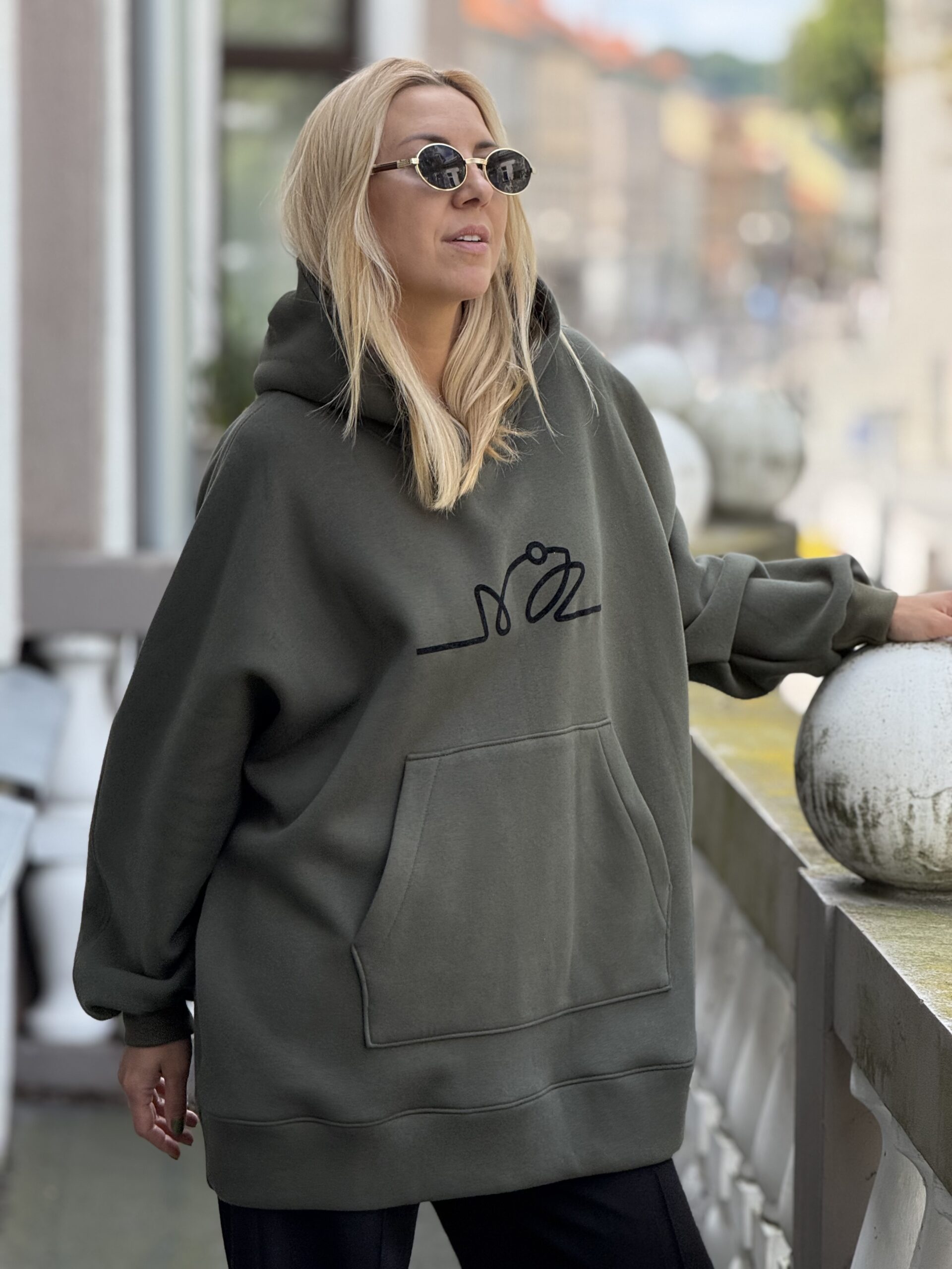 Chaki OVERSIZE didelis VARLIŲ bliuzonas su gobtuvu (su pūkeliu)