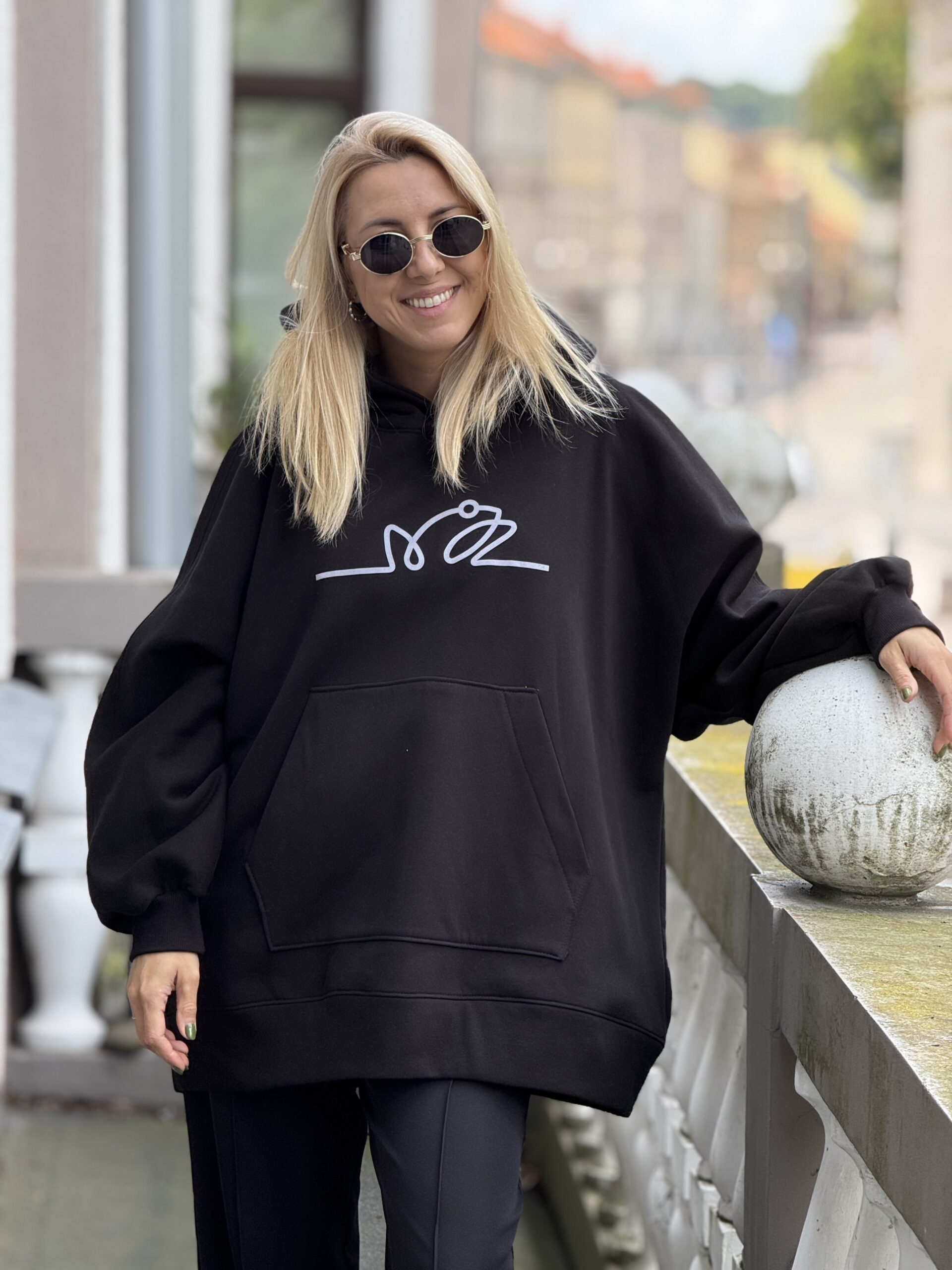 Juodas OVERSIZE didelis VARLIŲ bliuzonas su gobtuvu PILKAS LOGO (su pūkeliu)