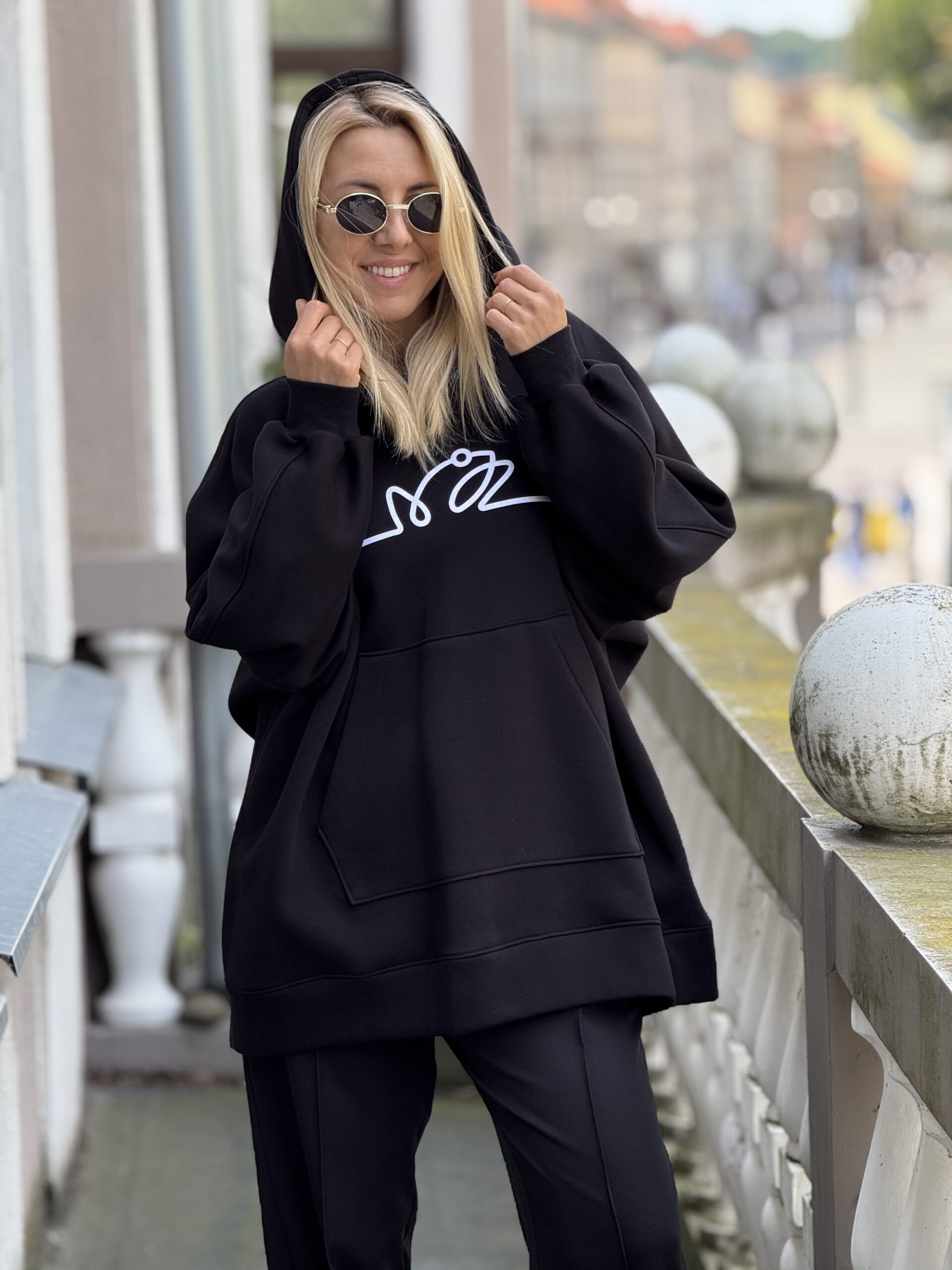 Juodas OVERSIZE didelis VARLIŲ bliuzonas su gobtuvu BALTAS LOGO (su pūkeliu)