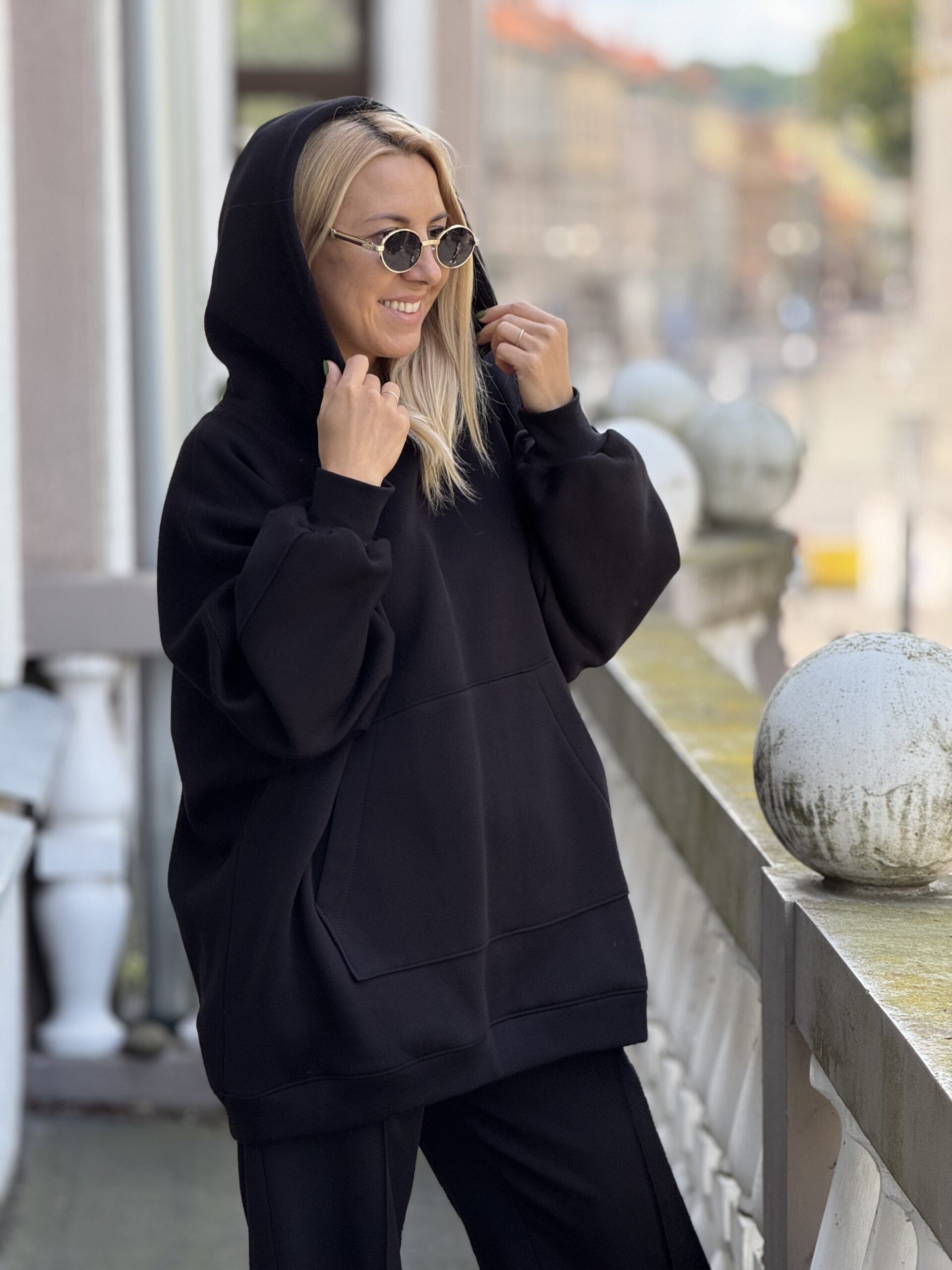 Juodas OVERSIZE didelis bliuzonas su gobtuvu (su pūkeliu)