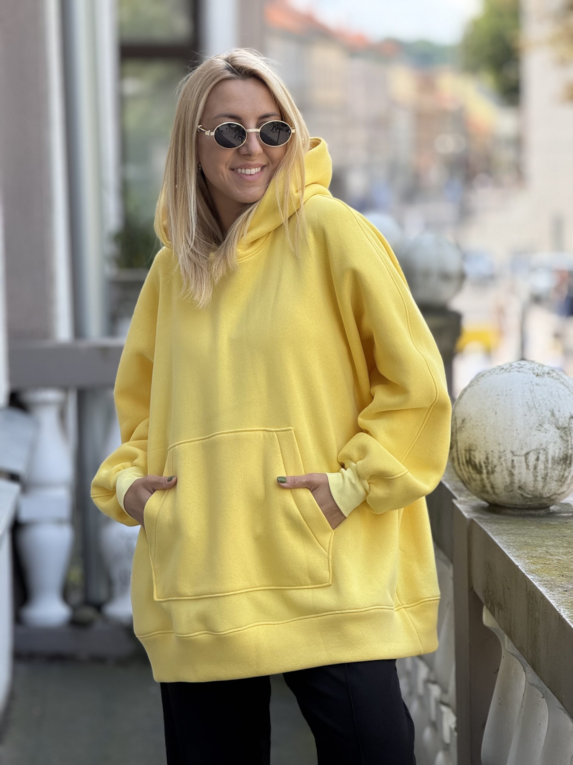Geltonas OVERSIZE didelis bliuzonas su gobtuvu (su pūkeliu)