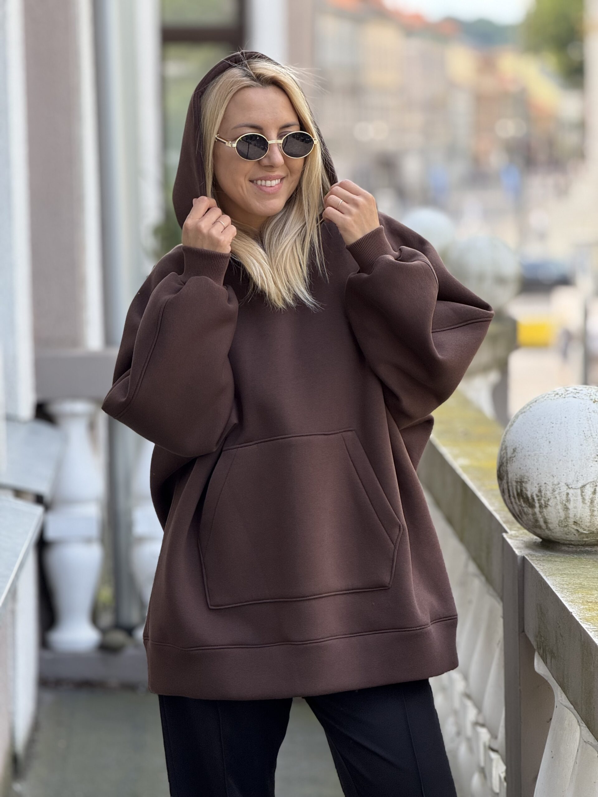 Šokoladinis OVERSIZE didelis bliuzonas su gobtuvu (su pūkeliu)