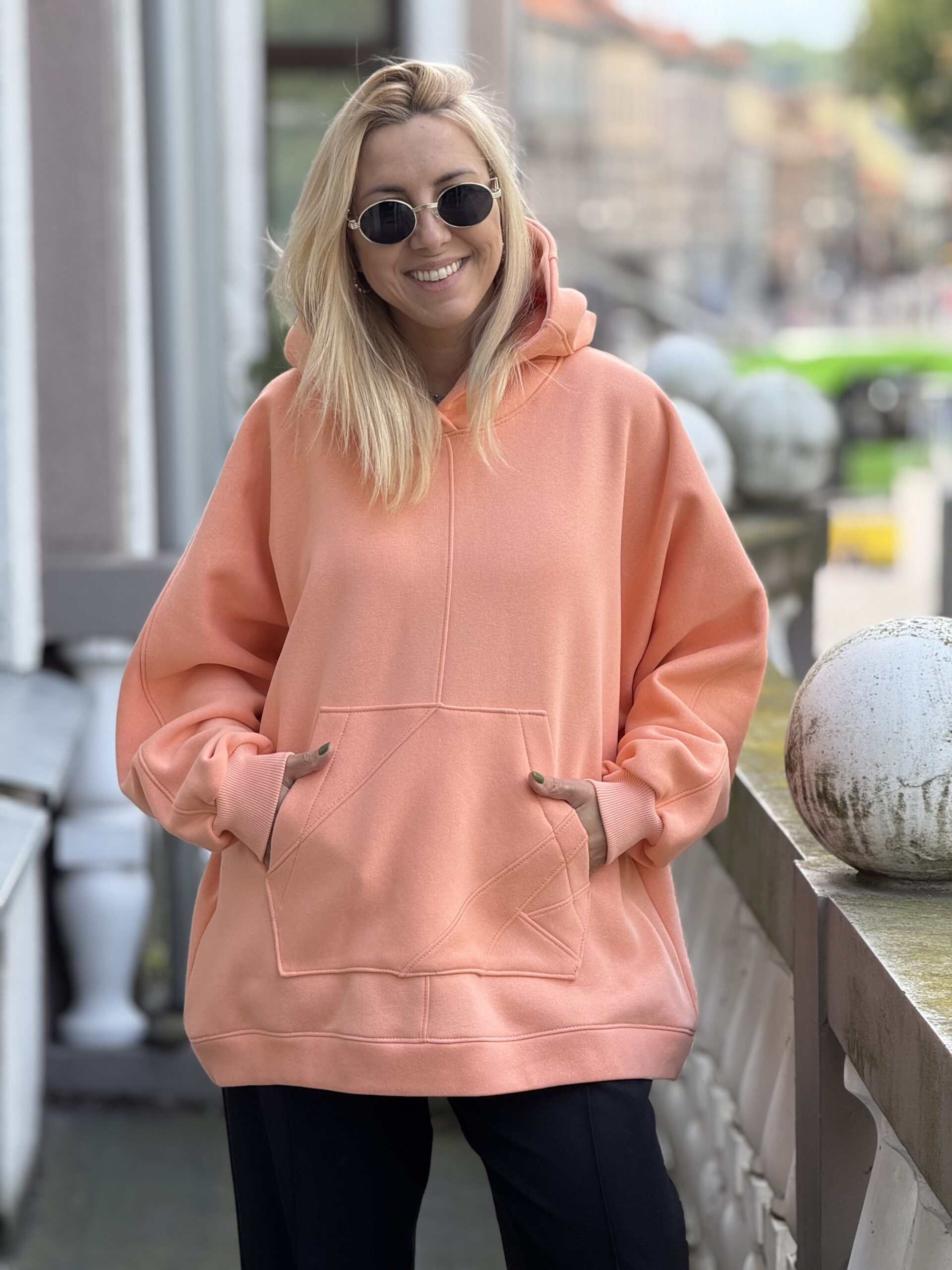 Koralinis OVERSIZE didelis bliuzonas su gobtuvu (su pūkeliu)