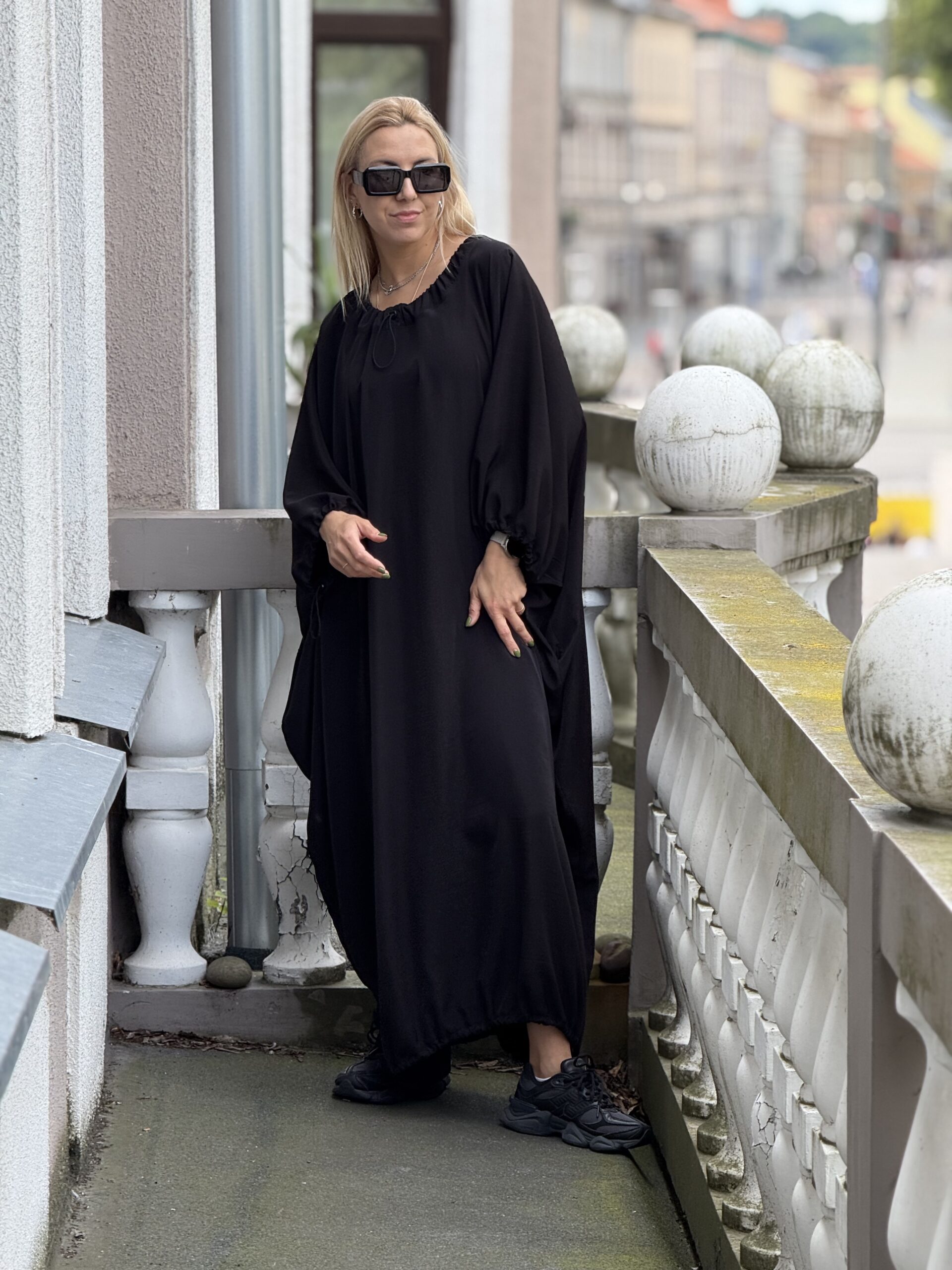 Juoda suknelė su fiksatoriais