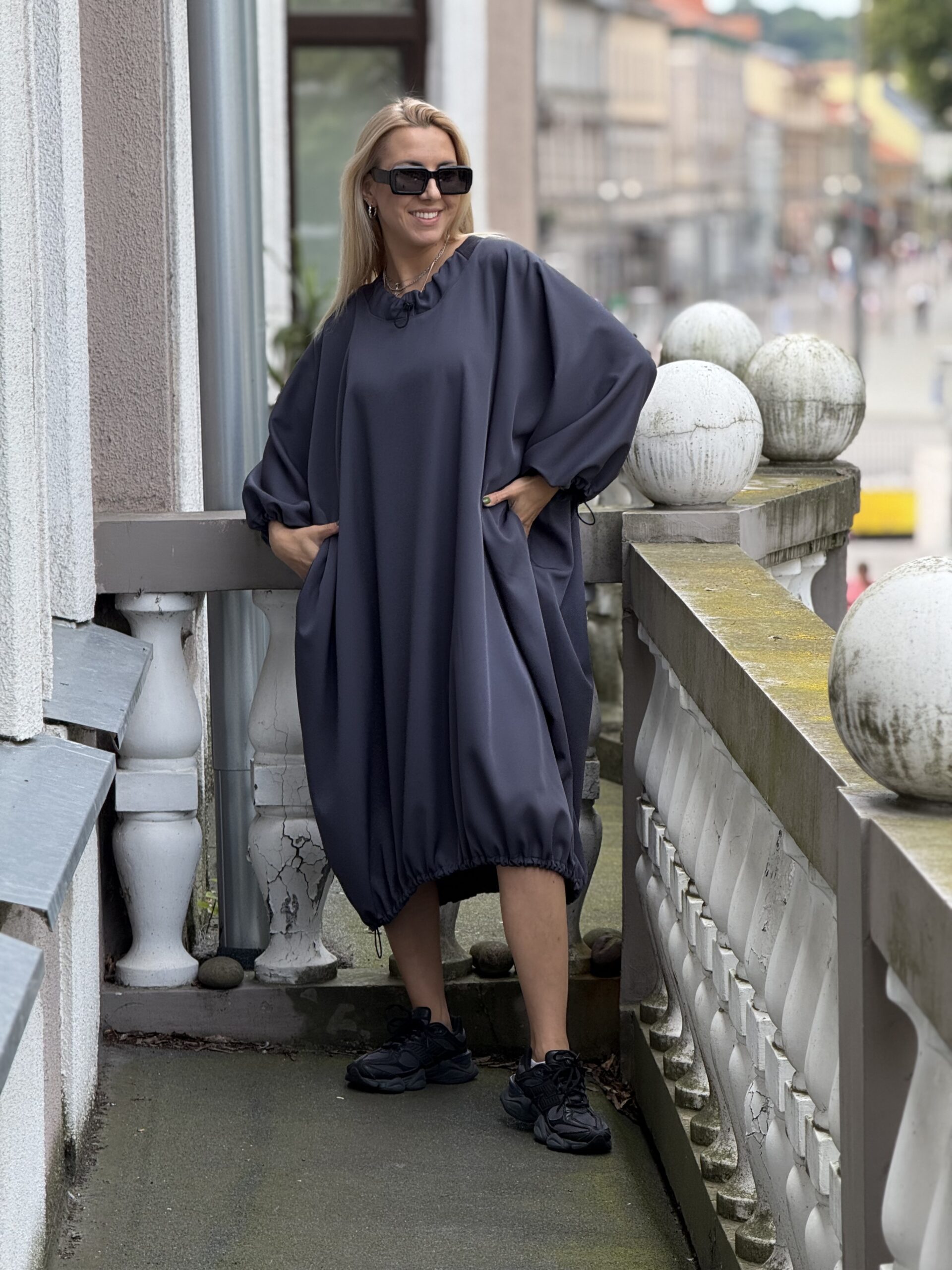 Tamsiai pilka suknelė su fiksatoriais