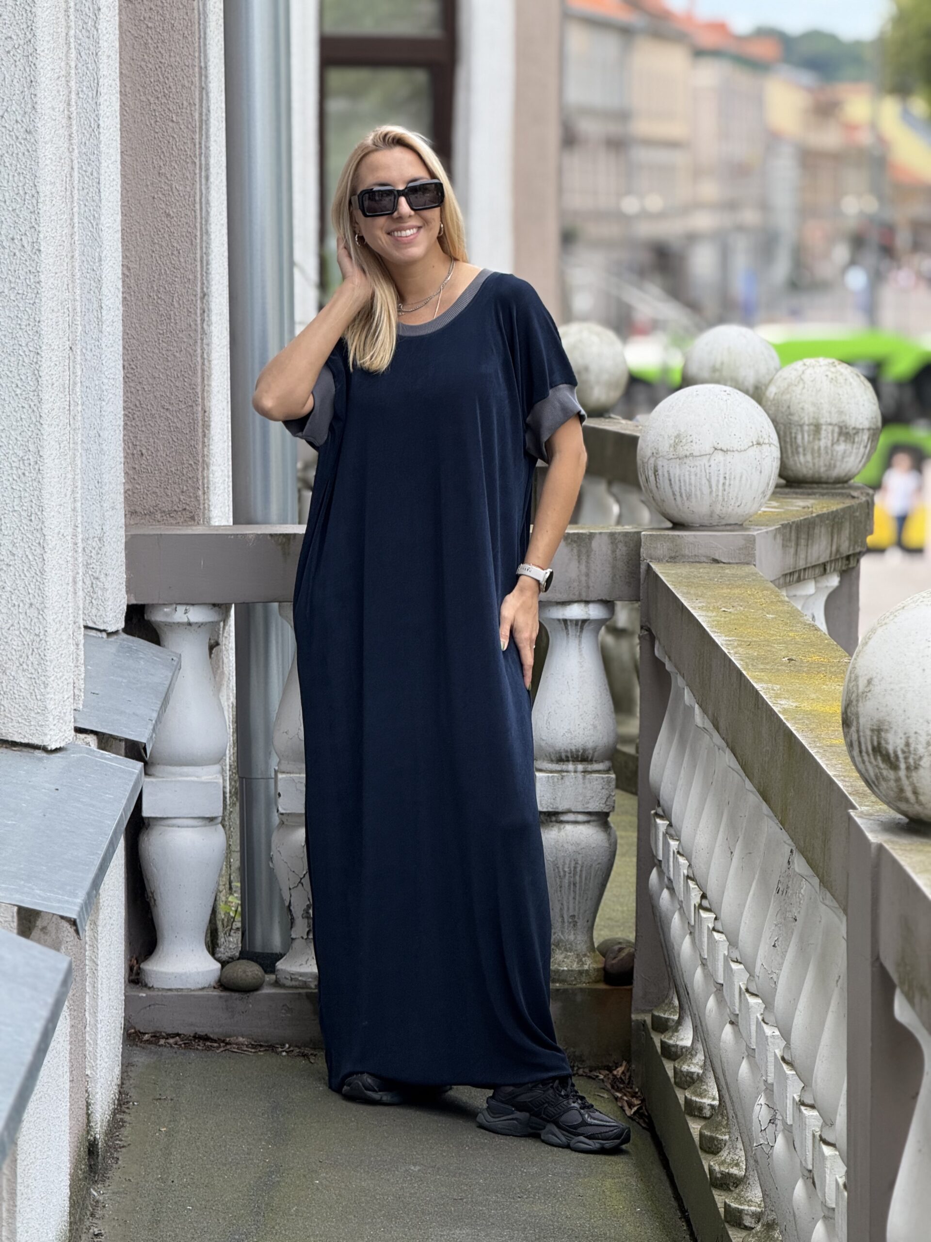 Mėlyna suknelė su pilkais rankogaliais
