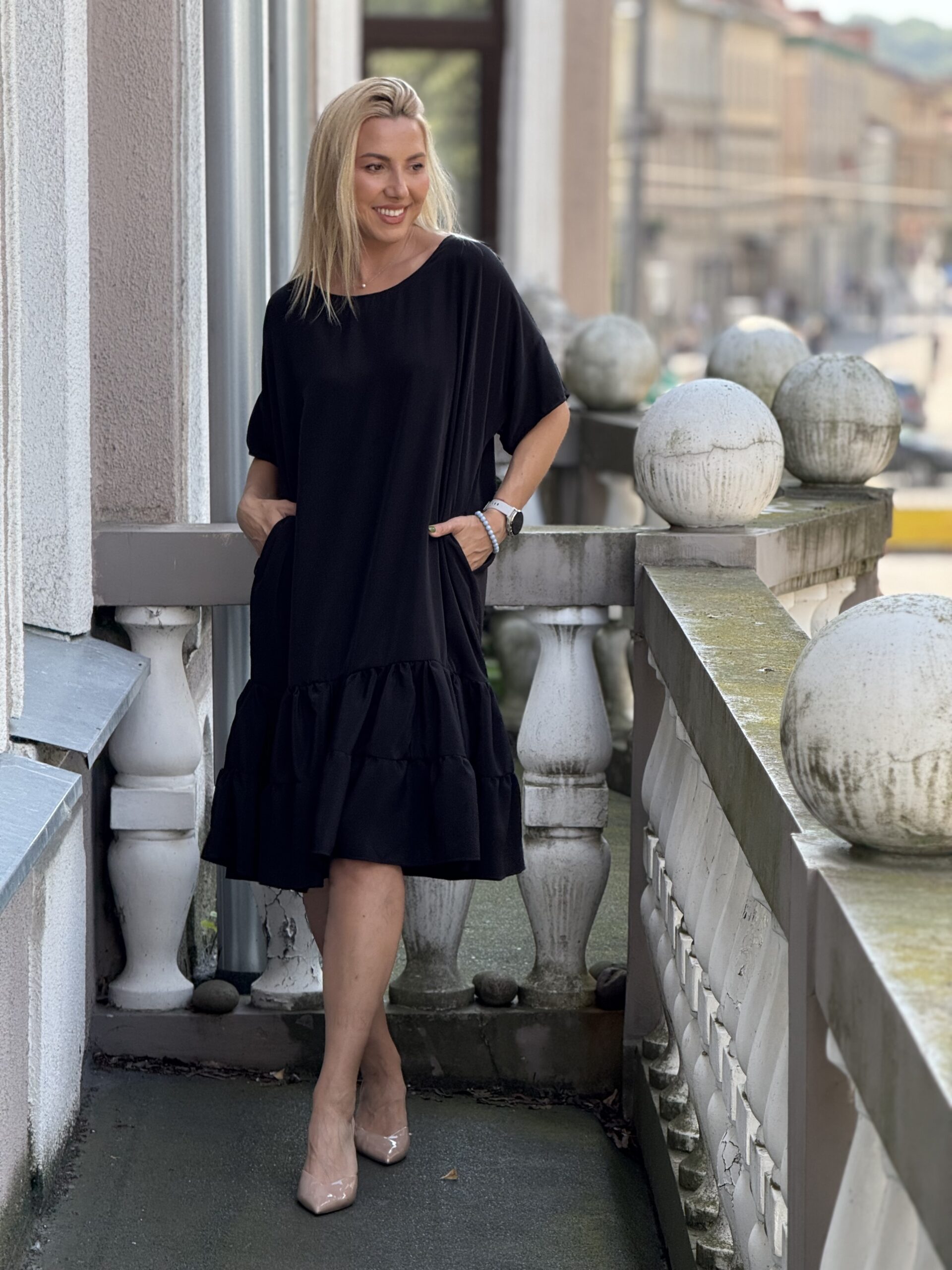 Juoda trumpa suknelė su raukiniais