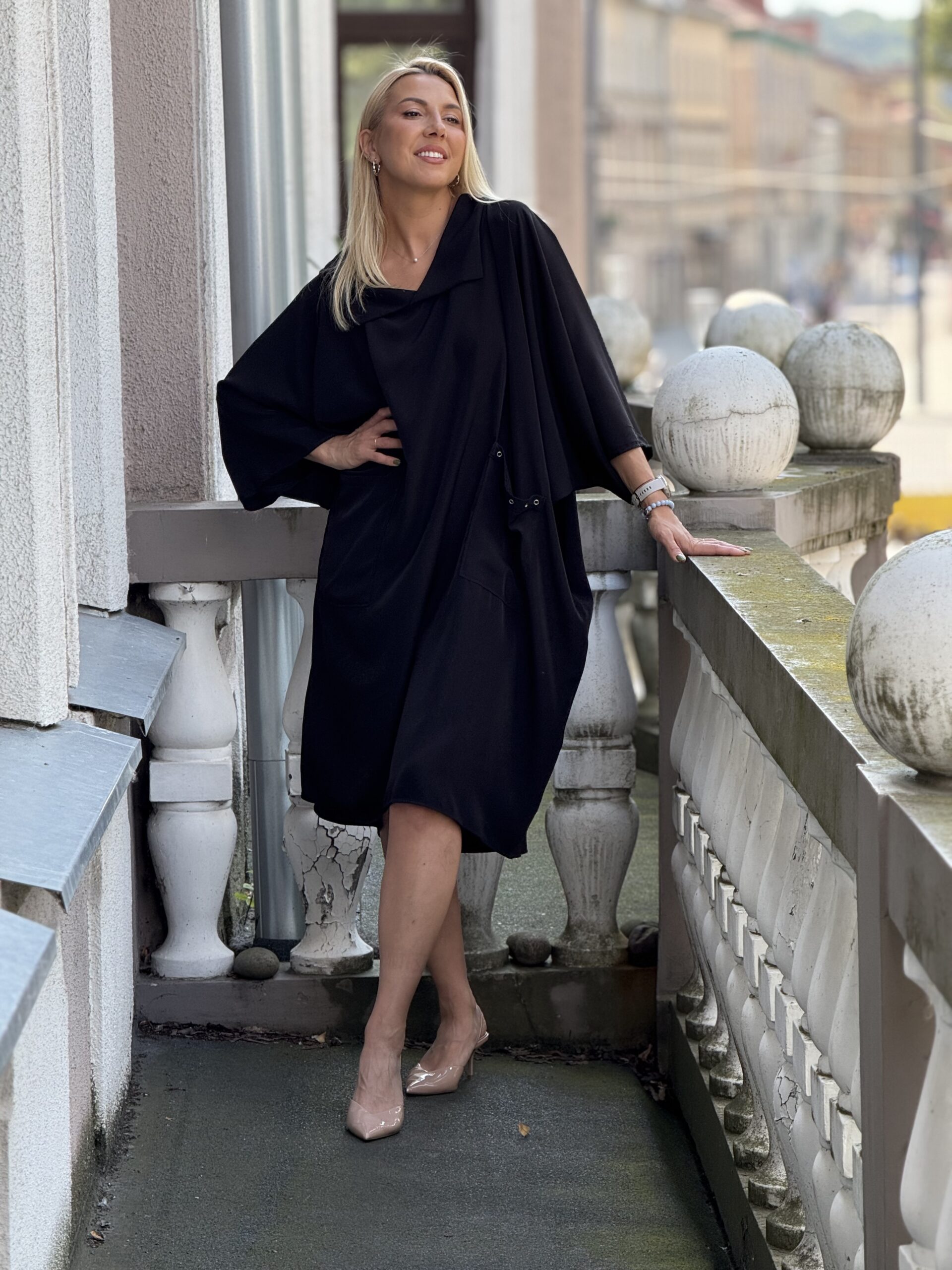 Juoda suknelė su apykakle ir uždėtinėmis kišenėmis