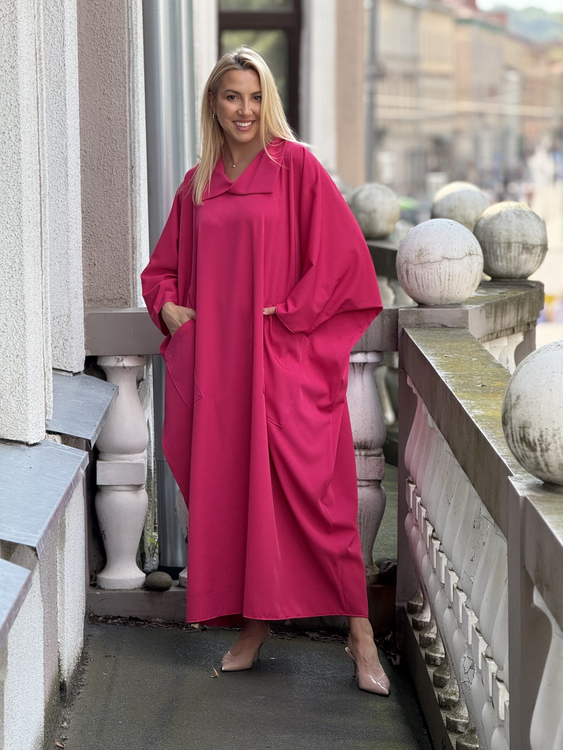 Rožinė suknelė su apykakle ir uždėtinėmis kišenėmis