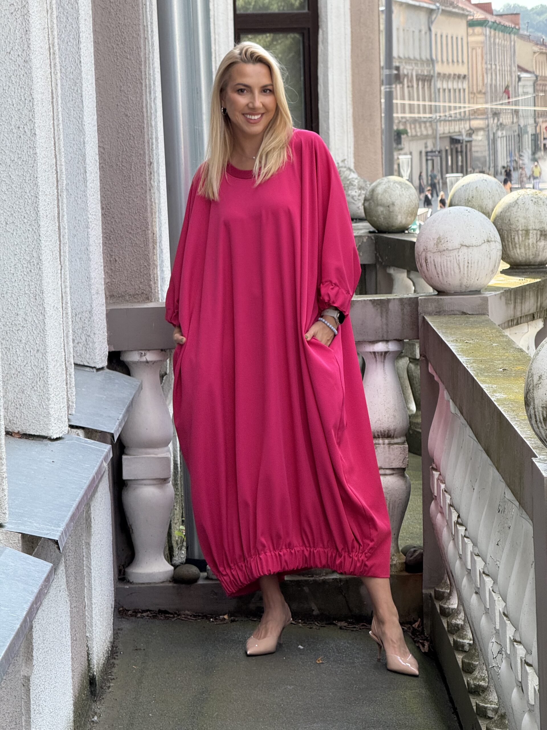 Rožinė ilga suknelė su priekyje paraukta apačia
