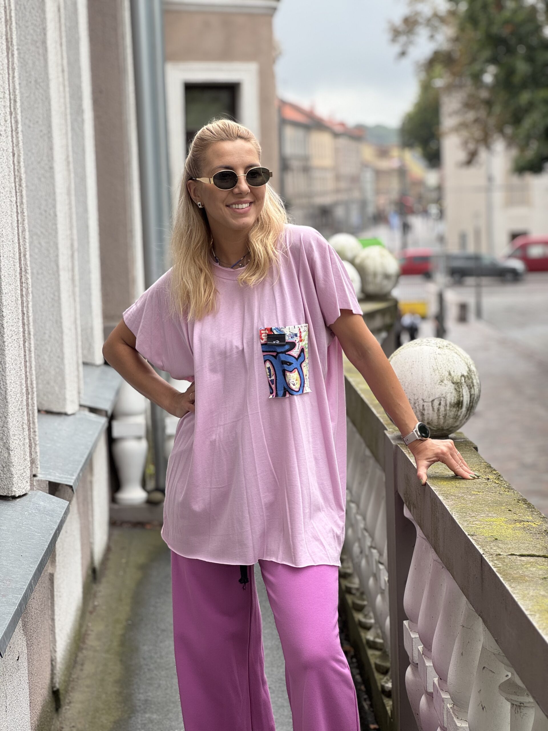 Trikotažinė rožinė palaidinė su "graffiti" kišenėle