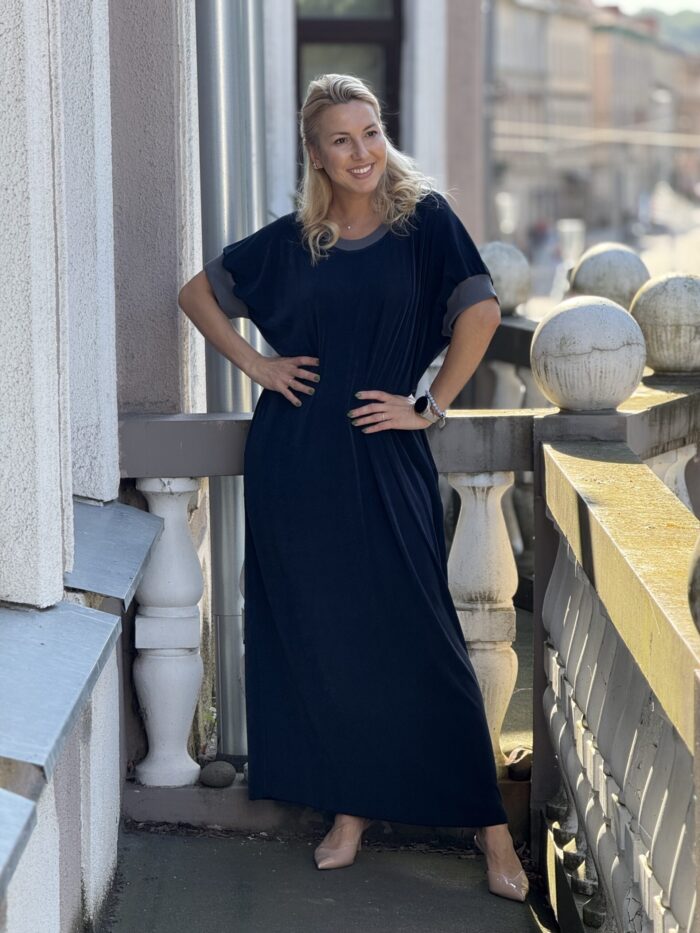 Mėlyna suknelė su pilkais rankogaliais