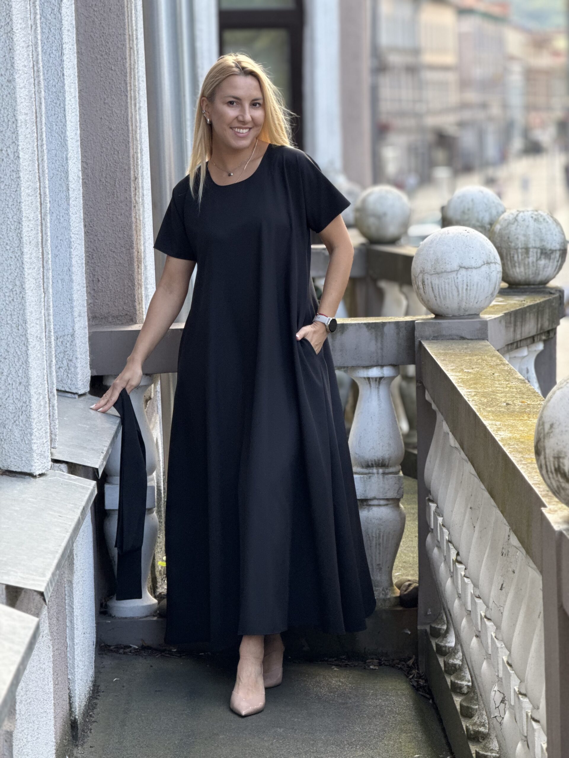 Juoda ilga suknelė