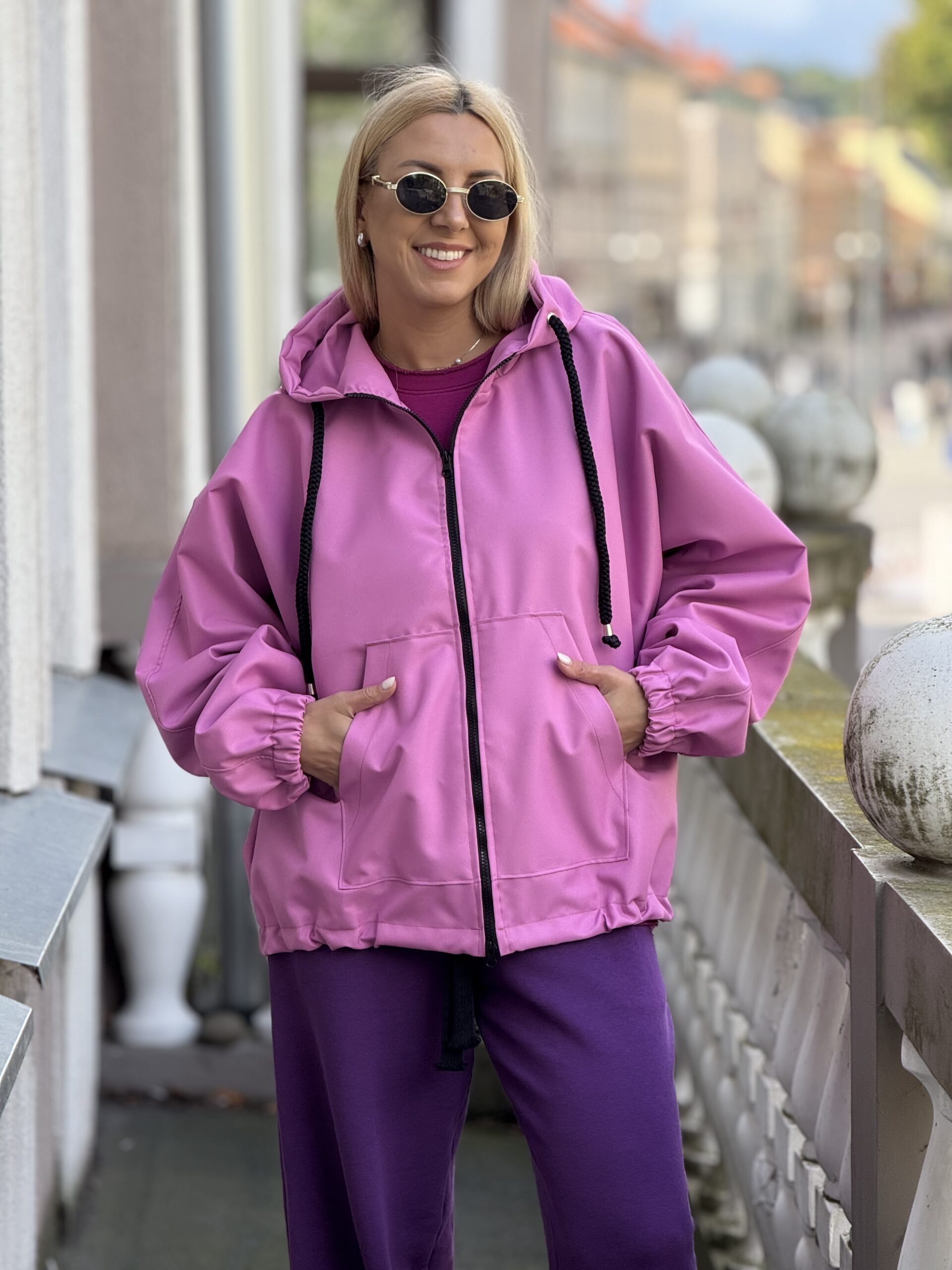 Ciklameno trumpas lietpaltis