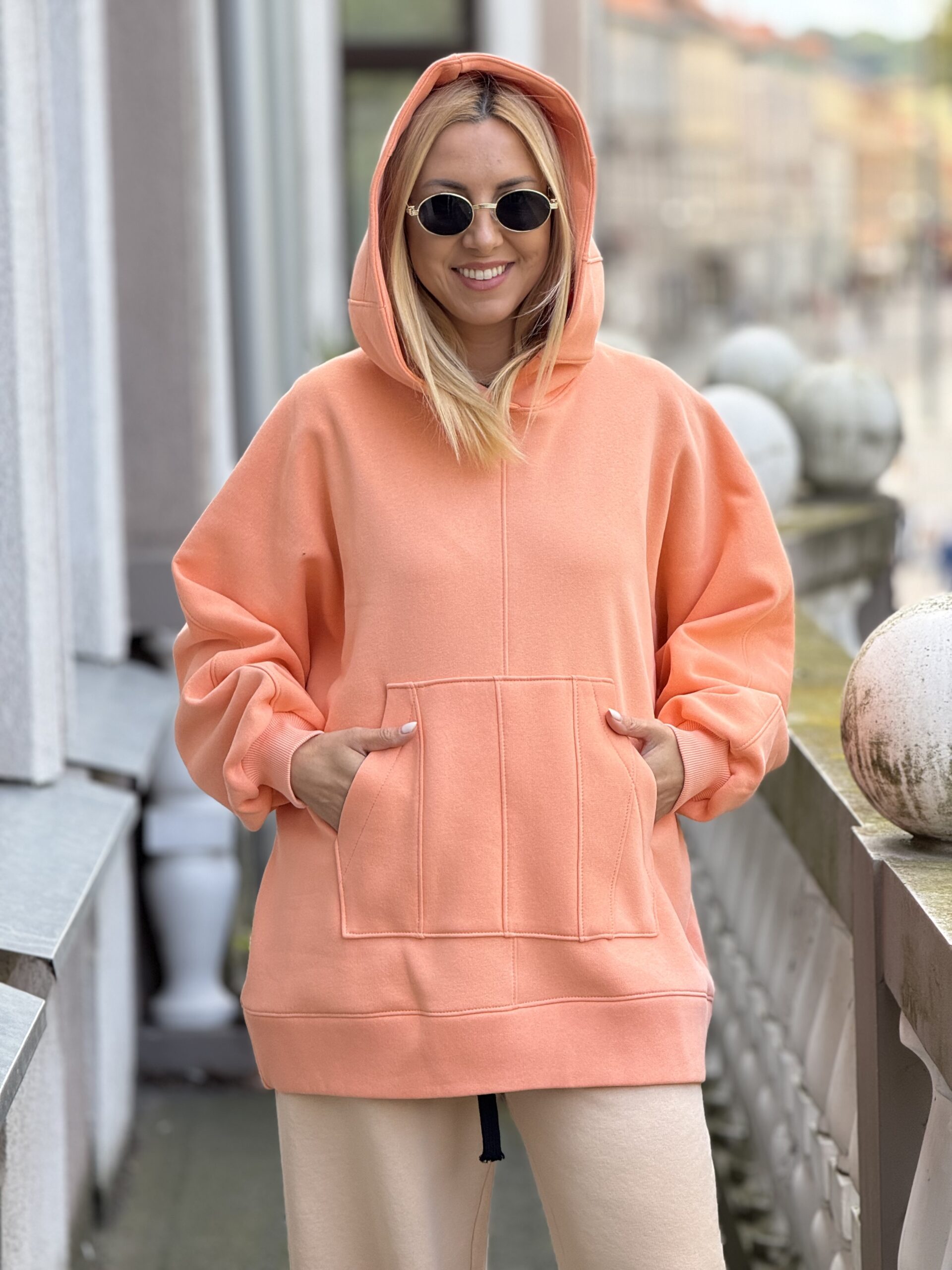 Koralinis OVERSIZE didelis bliuzonas su gobtuvu Nr. 1 (su pūkeliu)