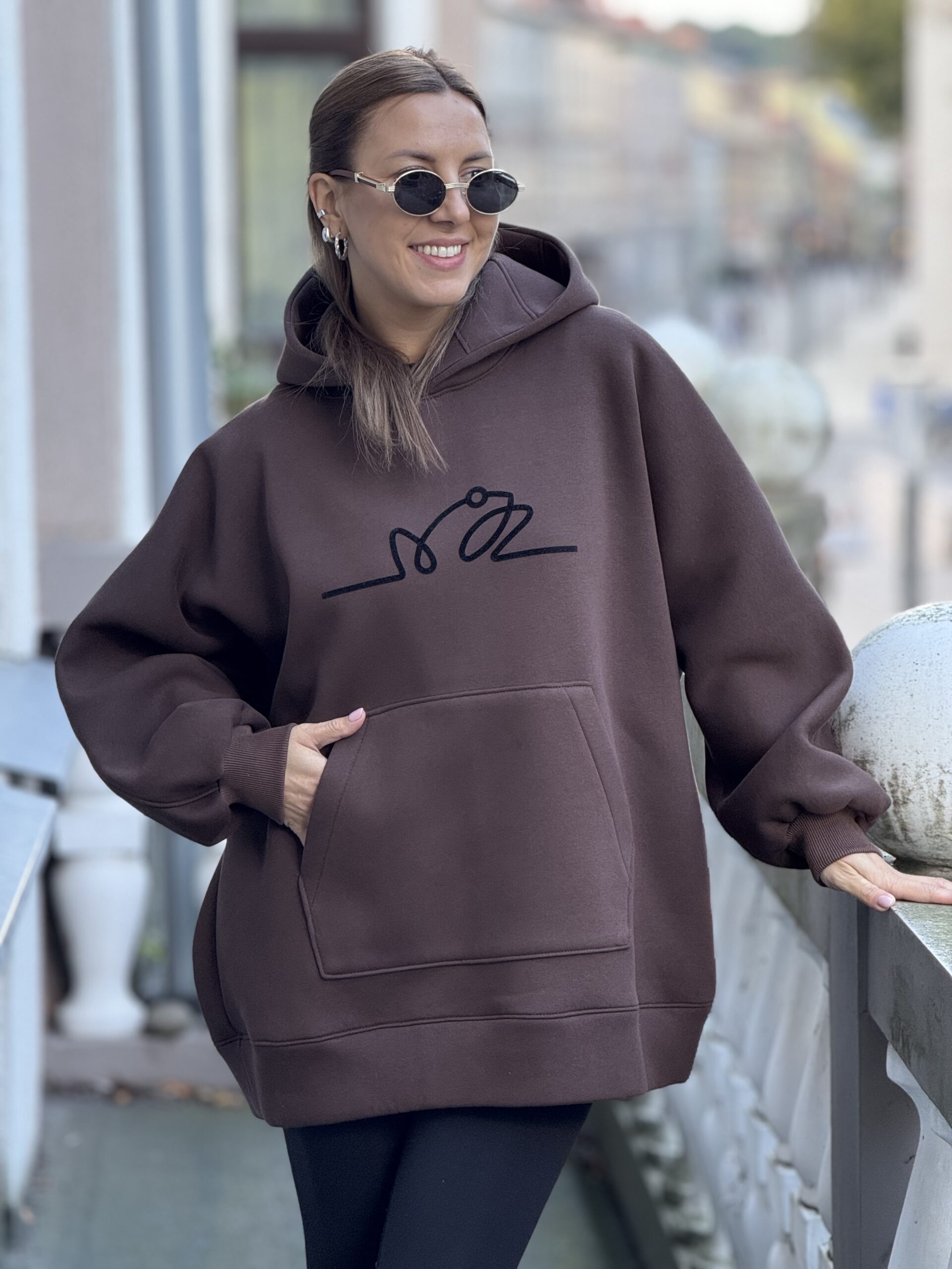 Šokoladinis OVERSIZE didelis bliuzonas su gobtuvu (su pūkeliu)