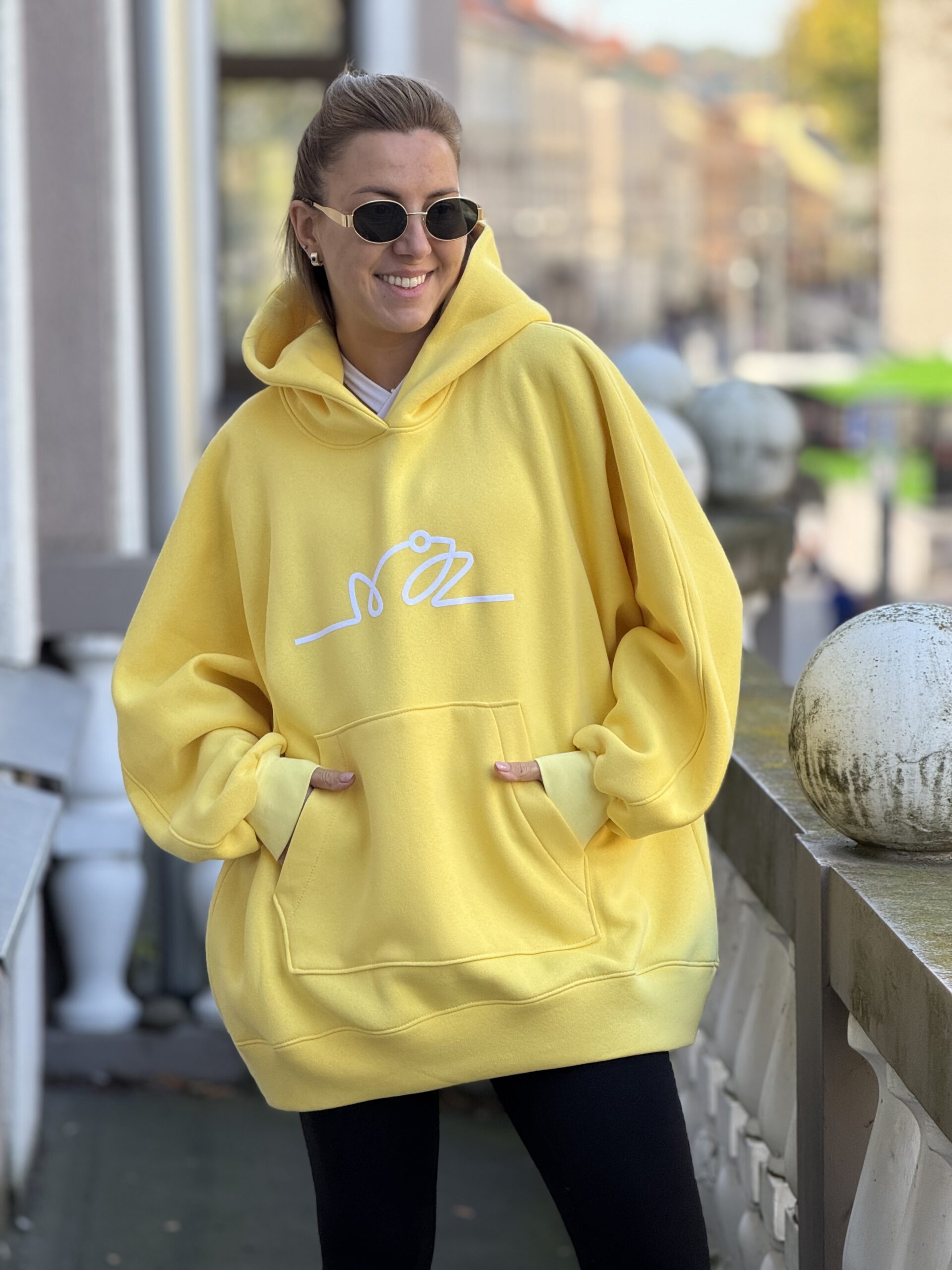 Geltonas OVERSIZE didelis VARLIŲ bliuzonas su gobtuvu (su pūkeliu) BALTAS LOGO