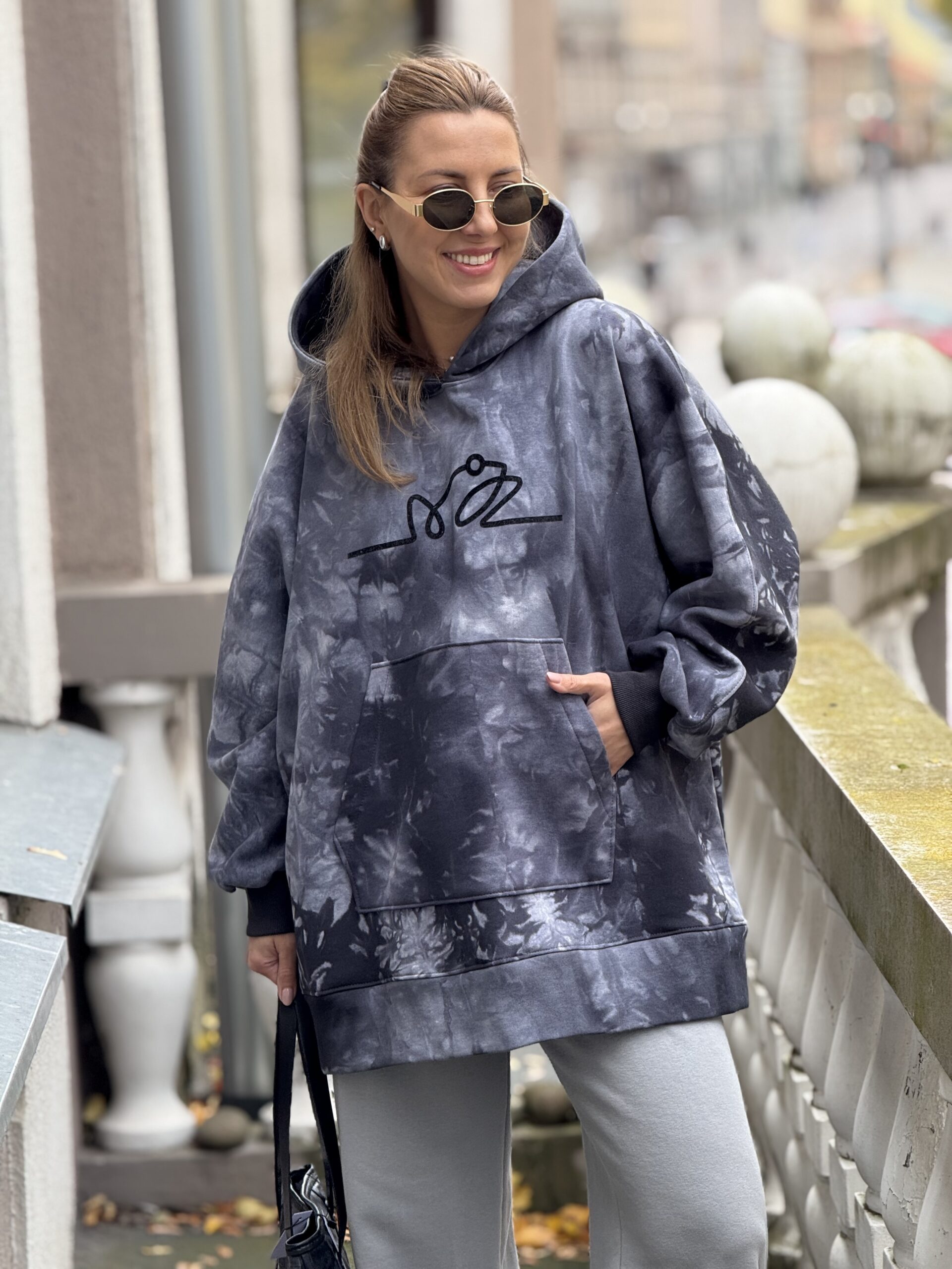 LIMITED margas OVERSIZE didelis bliuzonas su gobtuvu (su pūkeliu)