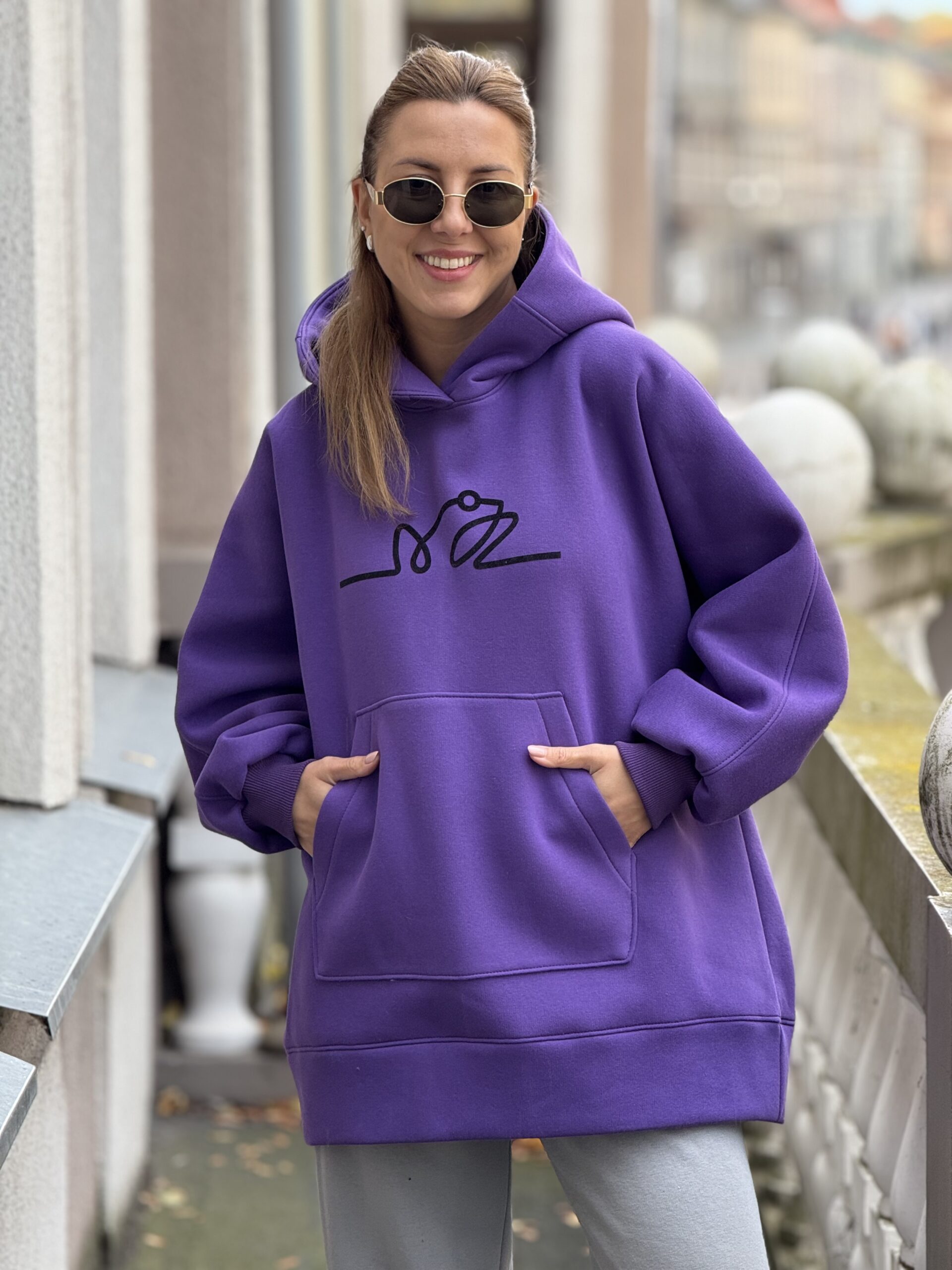 Violetinis OVERSIZE didelis bliuzonas su gobtuvu SU LOGO (su pūkeliu)