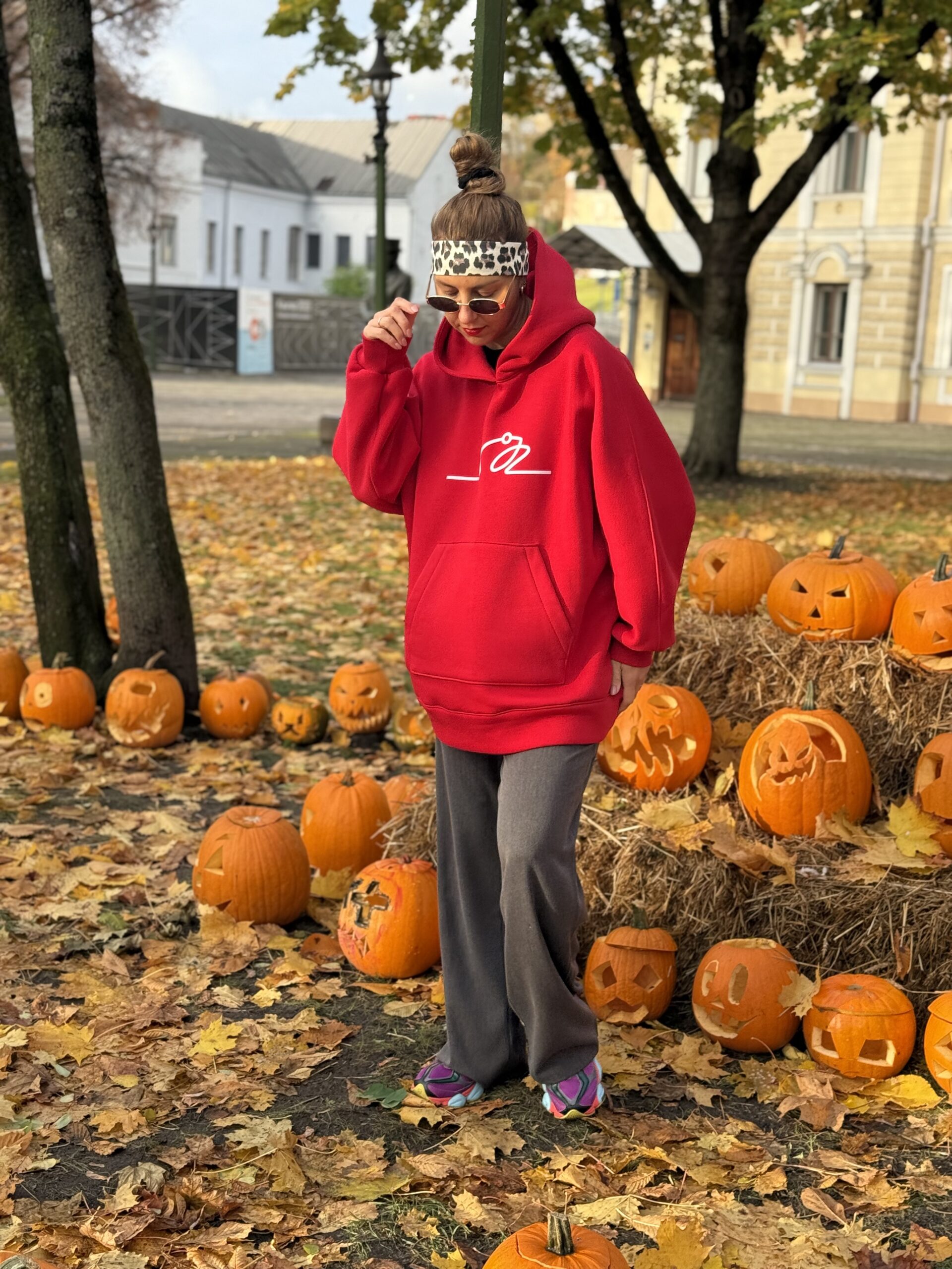 Raudonas OVERSIZE didelis bliuzonas su gobtuvu (su pūkeliu) - Image 4