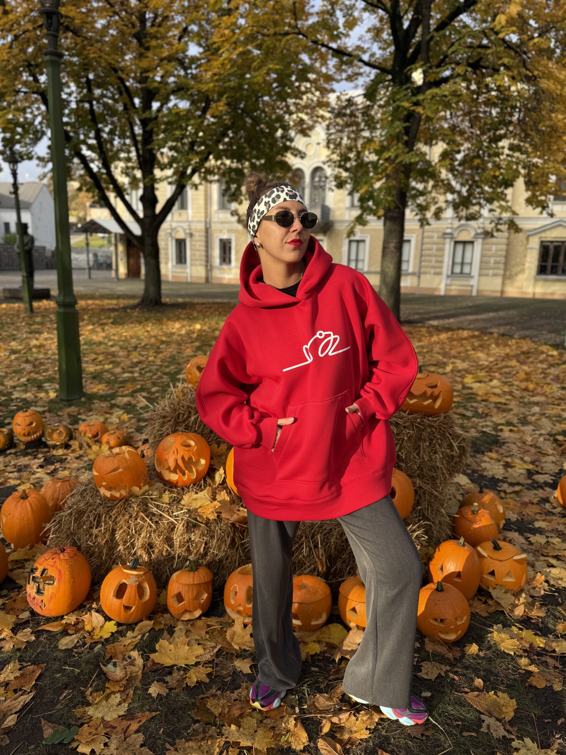 Raudonas OVERSIZE didelis bliuzonas su gobtuvu (su pūkeliu)