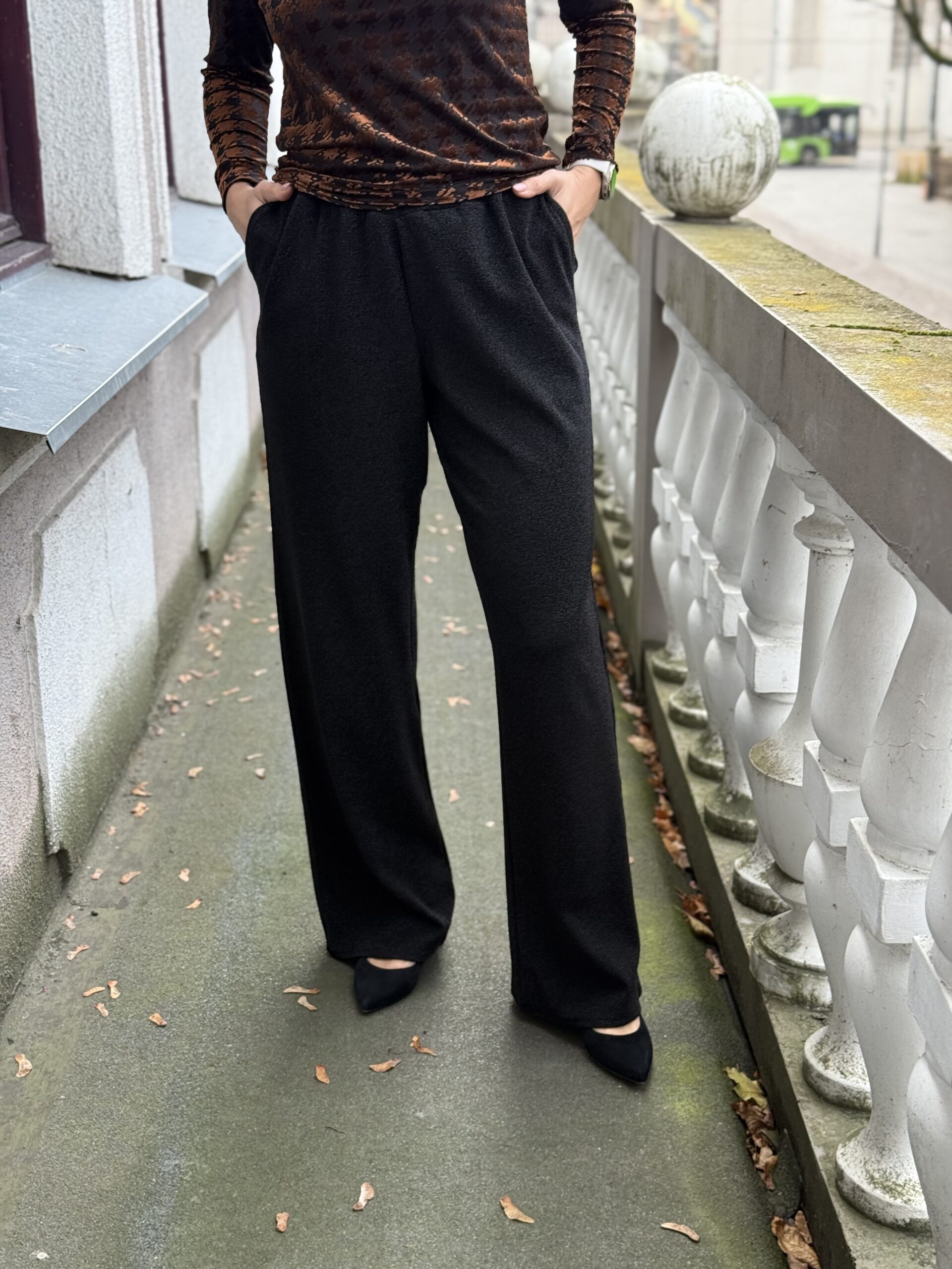 BLIZGIOS juodos kelnės