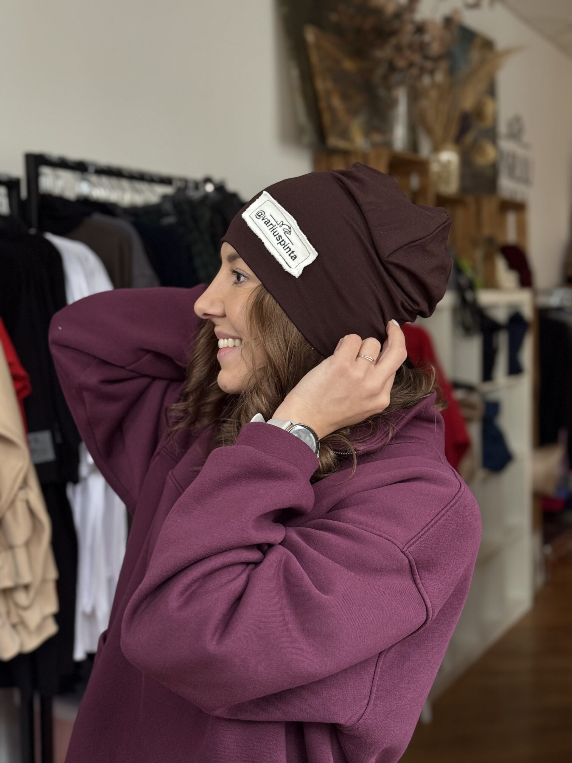 Šokoladinė trikotažinė kepurė su baltu logo