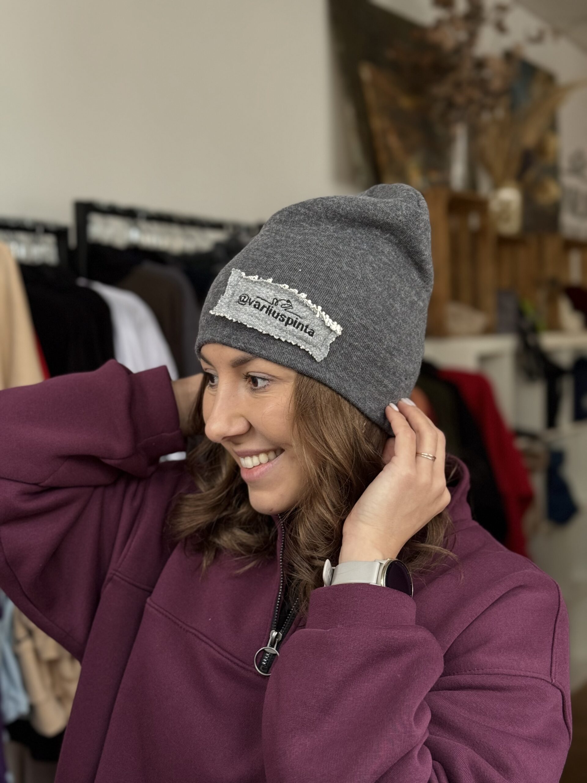 Tamsiai pilka megztos medžiagos kepurė su šviesiu logo