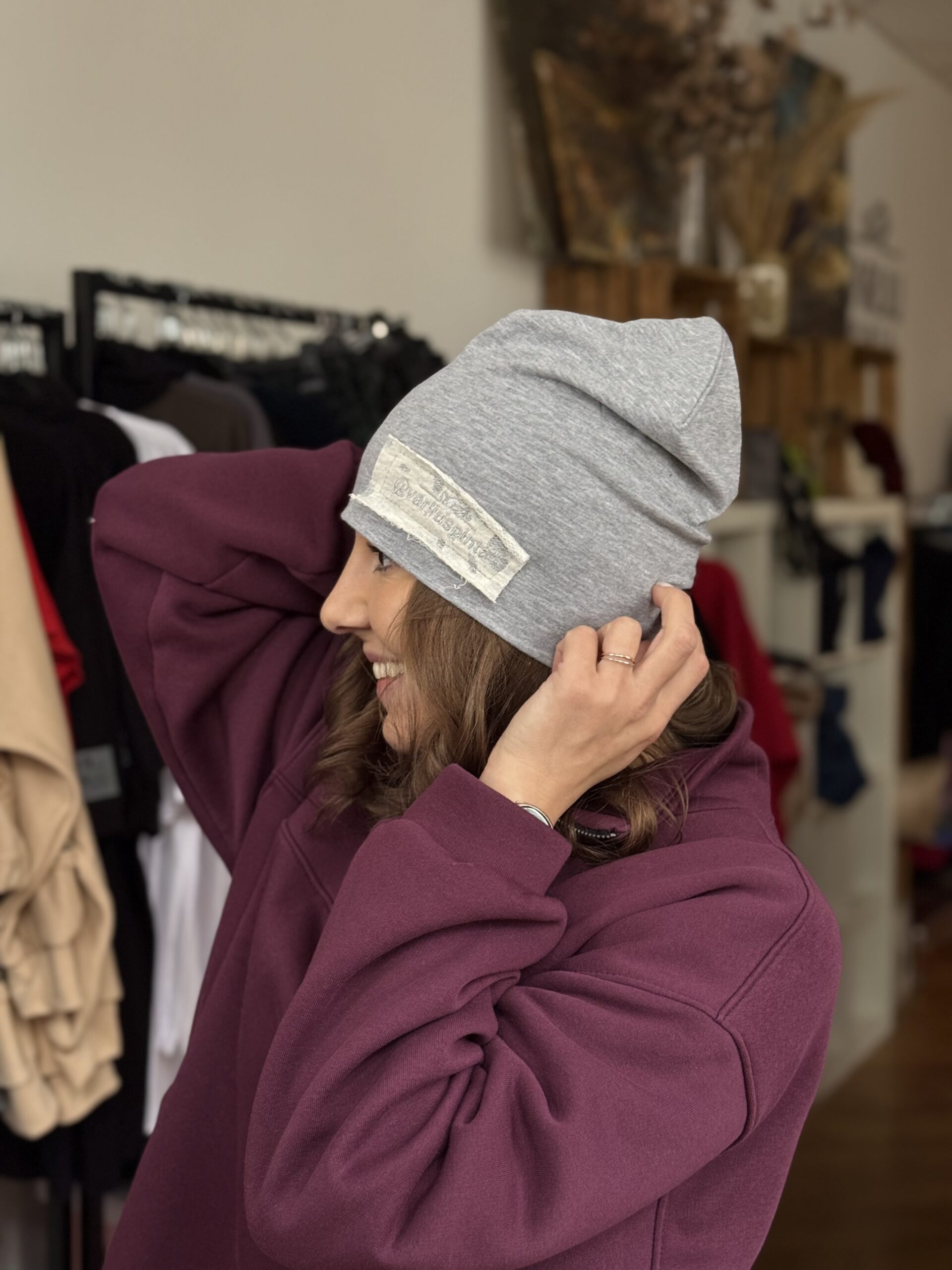 Pilka trikotažinė kepurė su pilkšvu logo