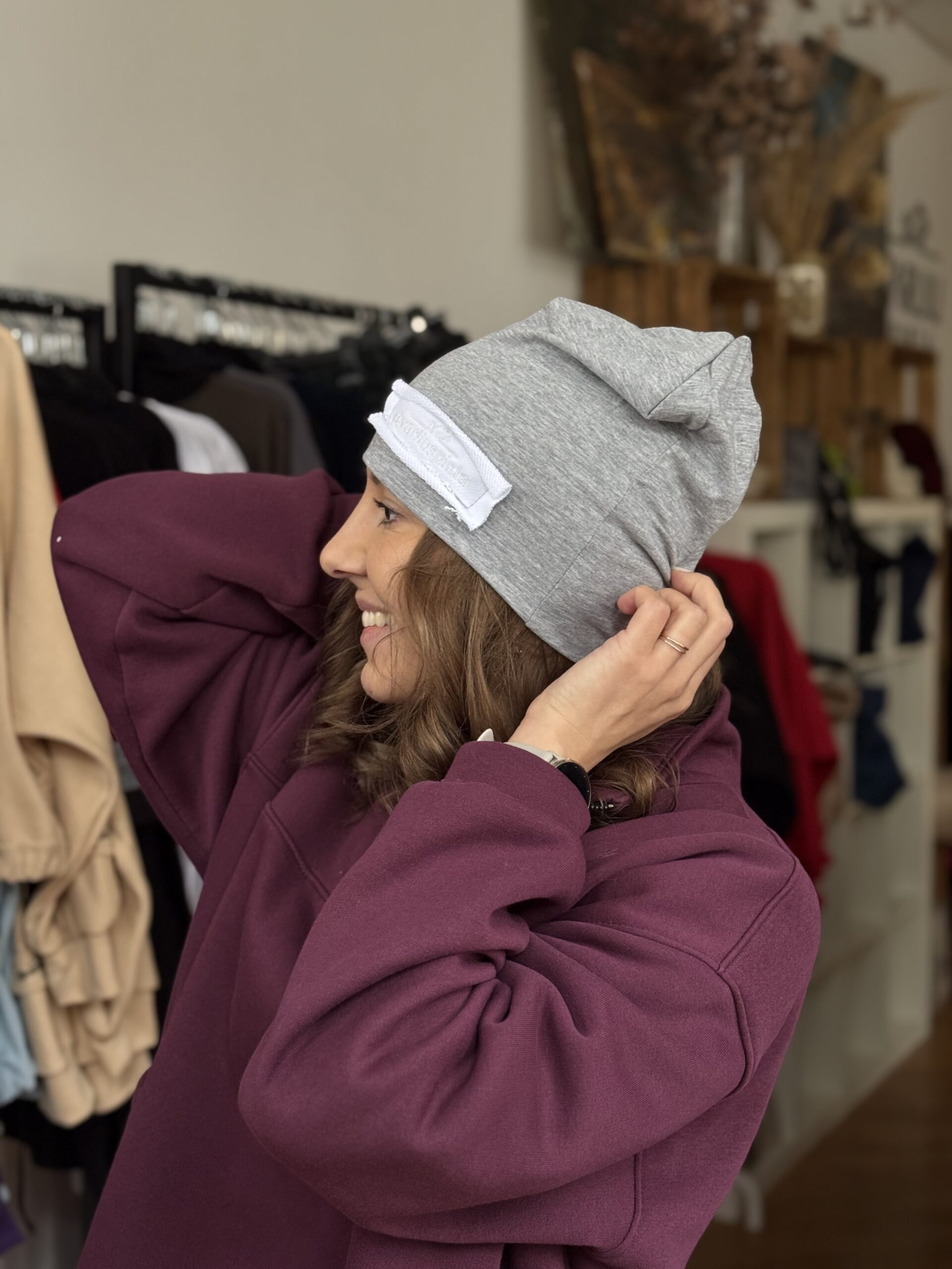 Pilka trikotažinė kepurė su baltu logo