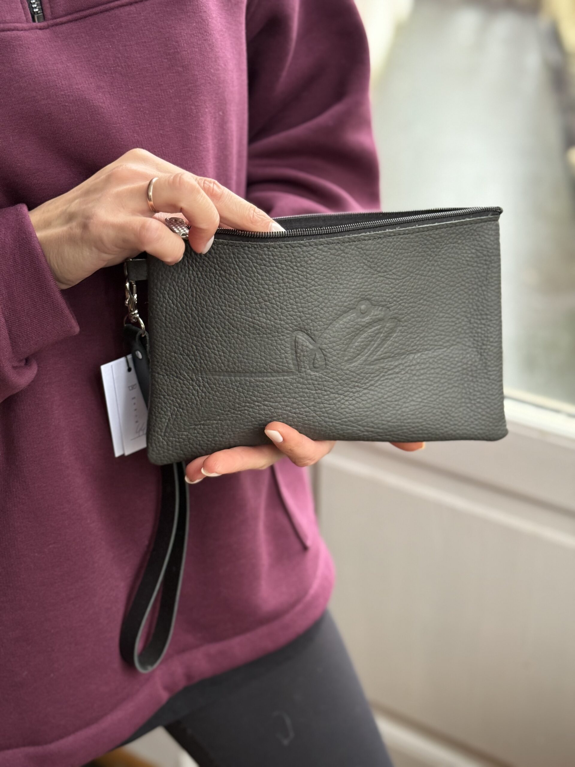 Pilka odinė delninė su logo Nr.1