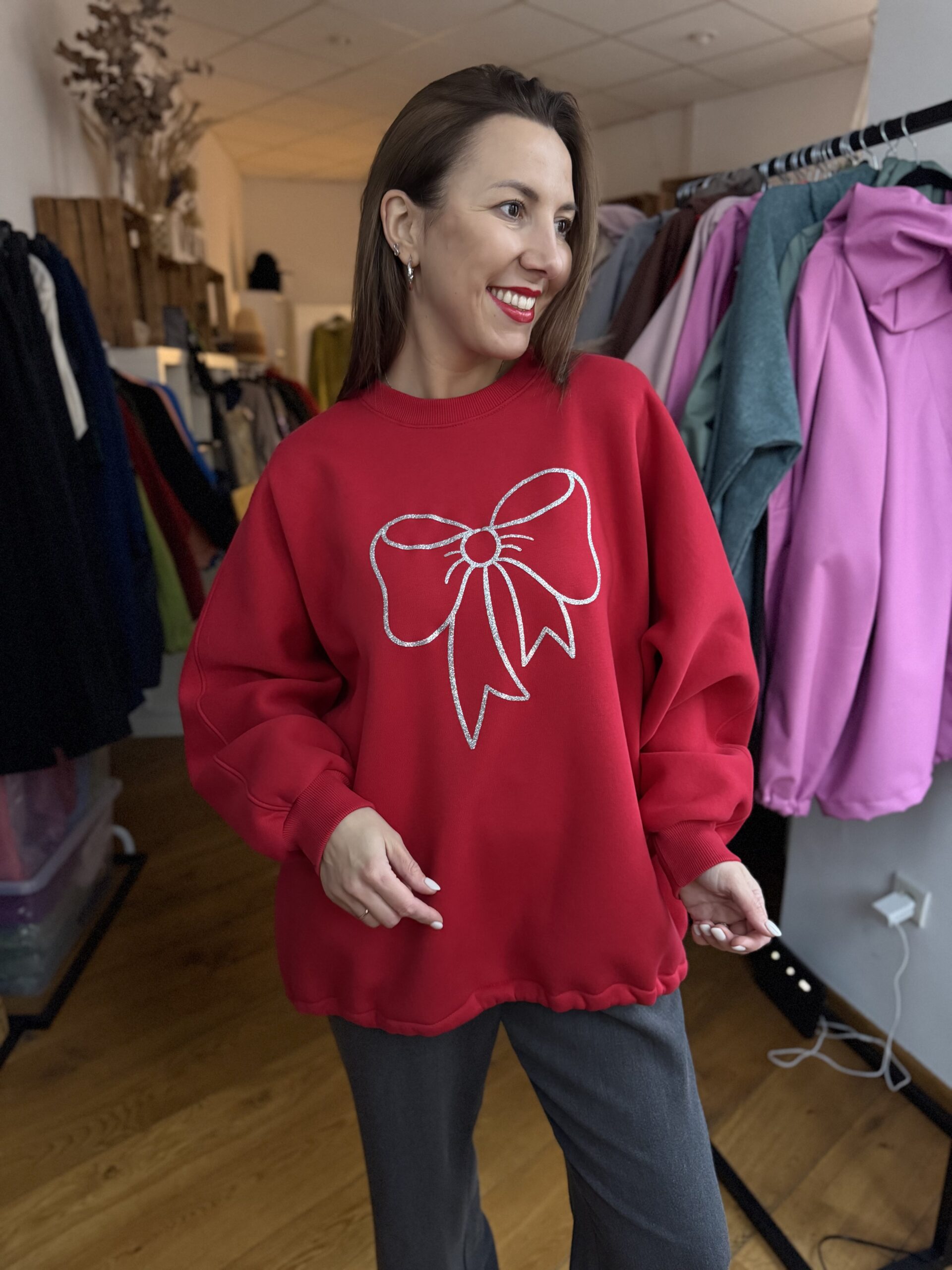 RAUDONAS pūkio džemperis ONESIZE su blizgiu kaspinu