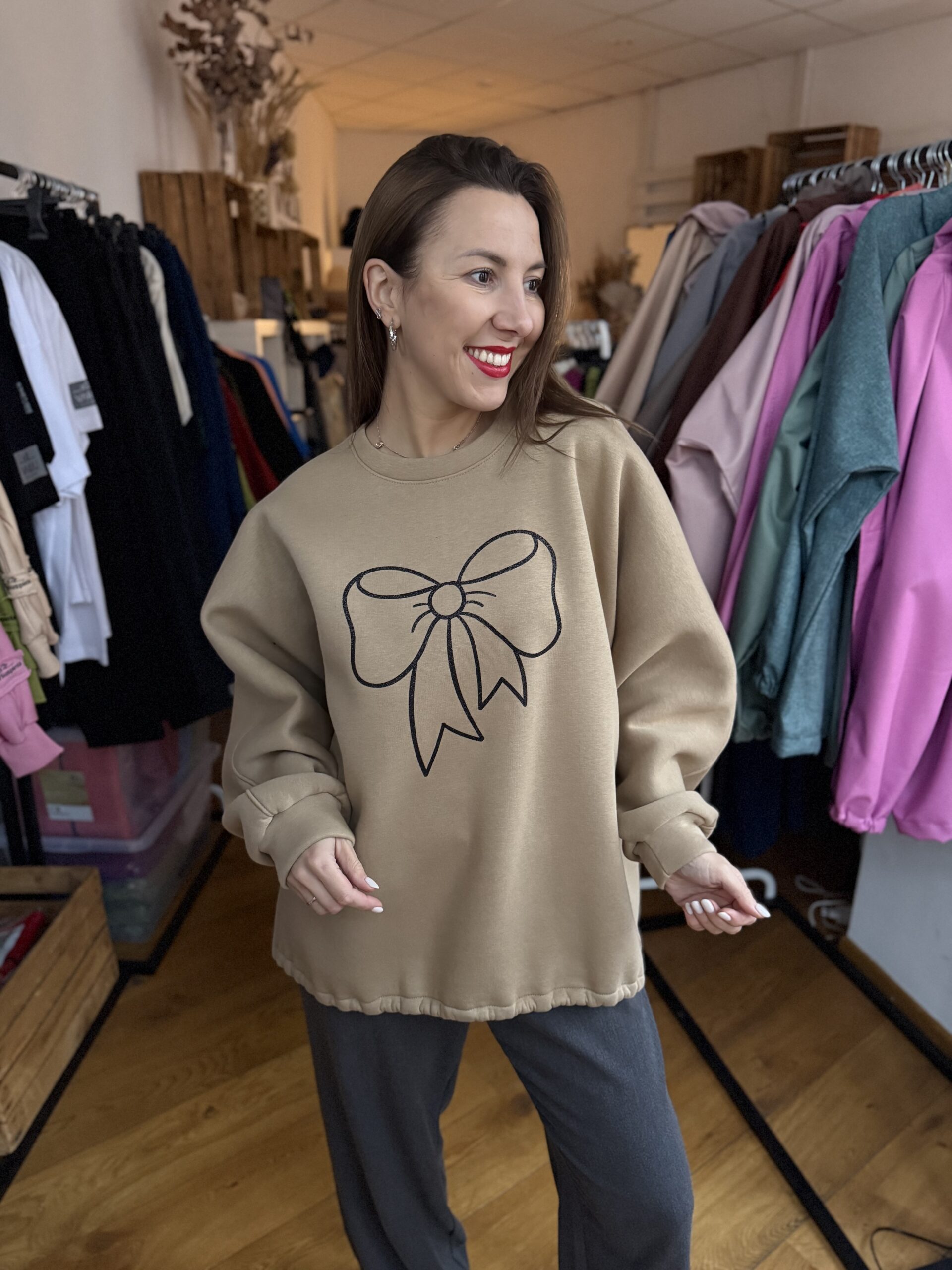 SMĖLIO pūkio džemperis ONESIZE su blizgiu kaspinu