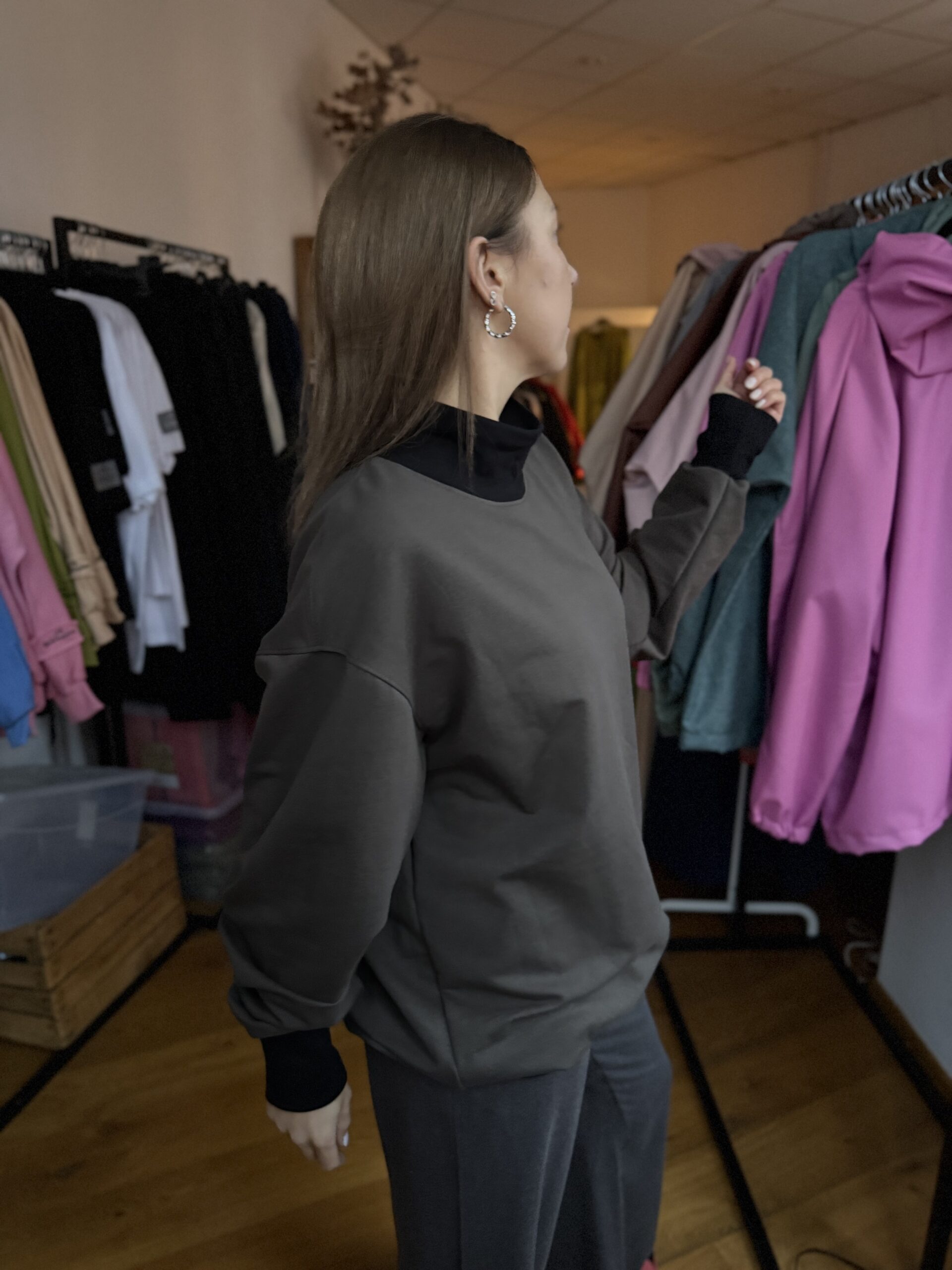 Chaki džempas su juodais ribais unisex - dydis L/XL - Image 2