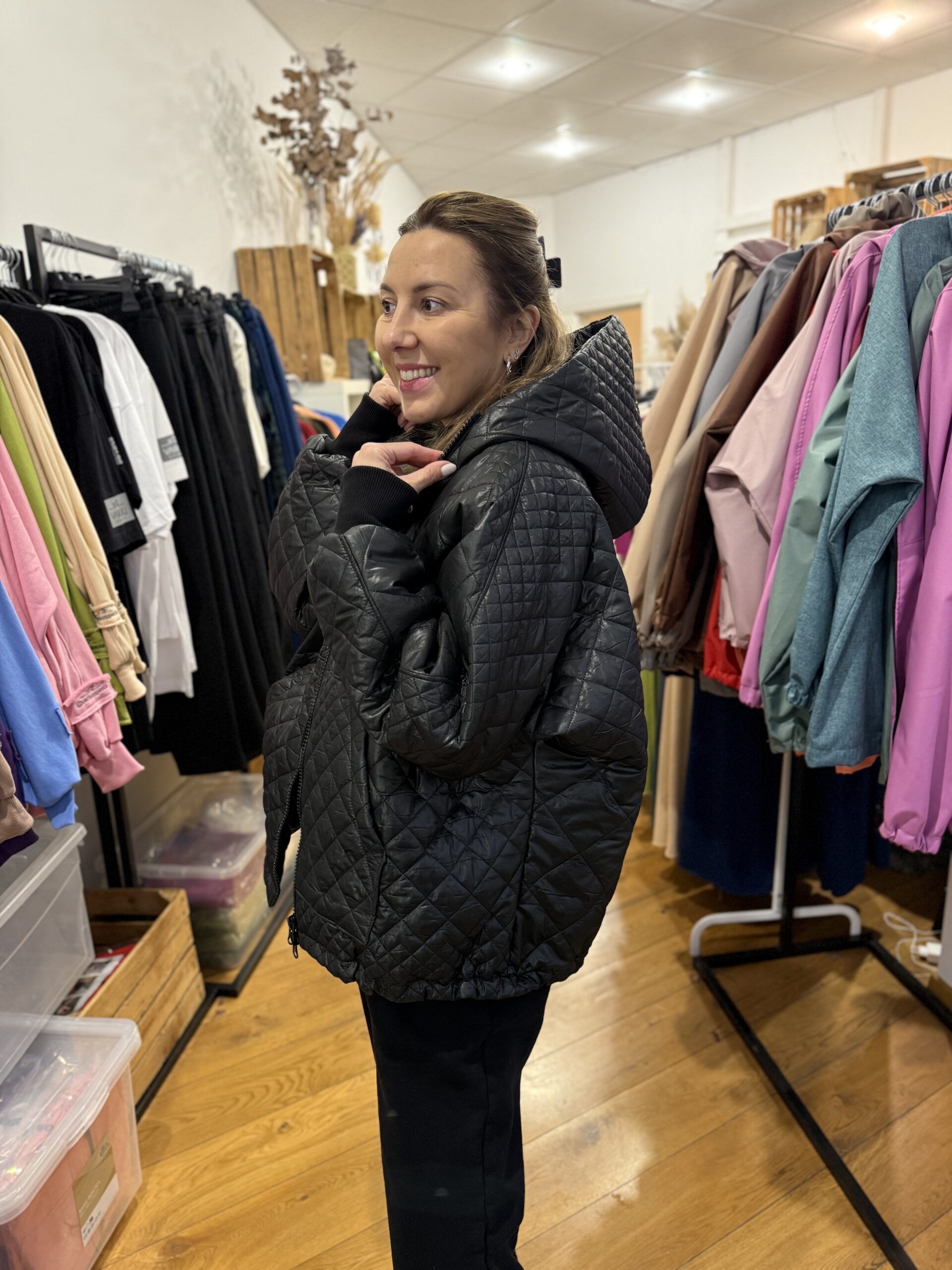 JUODA trumpesnė striukė (vieno dvipusio sluoksnio)