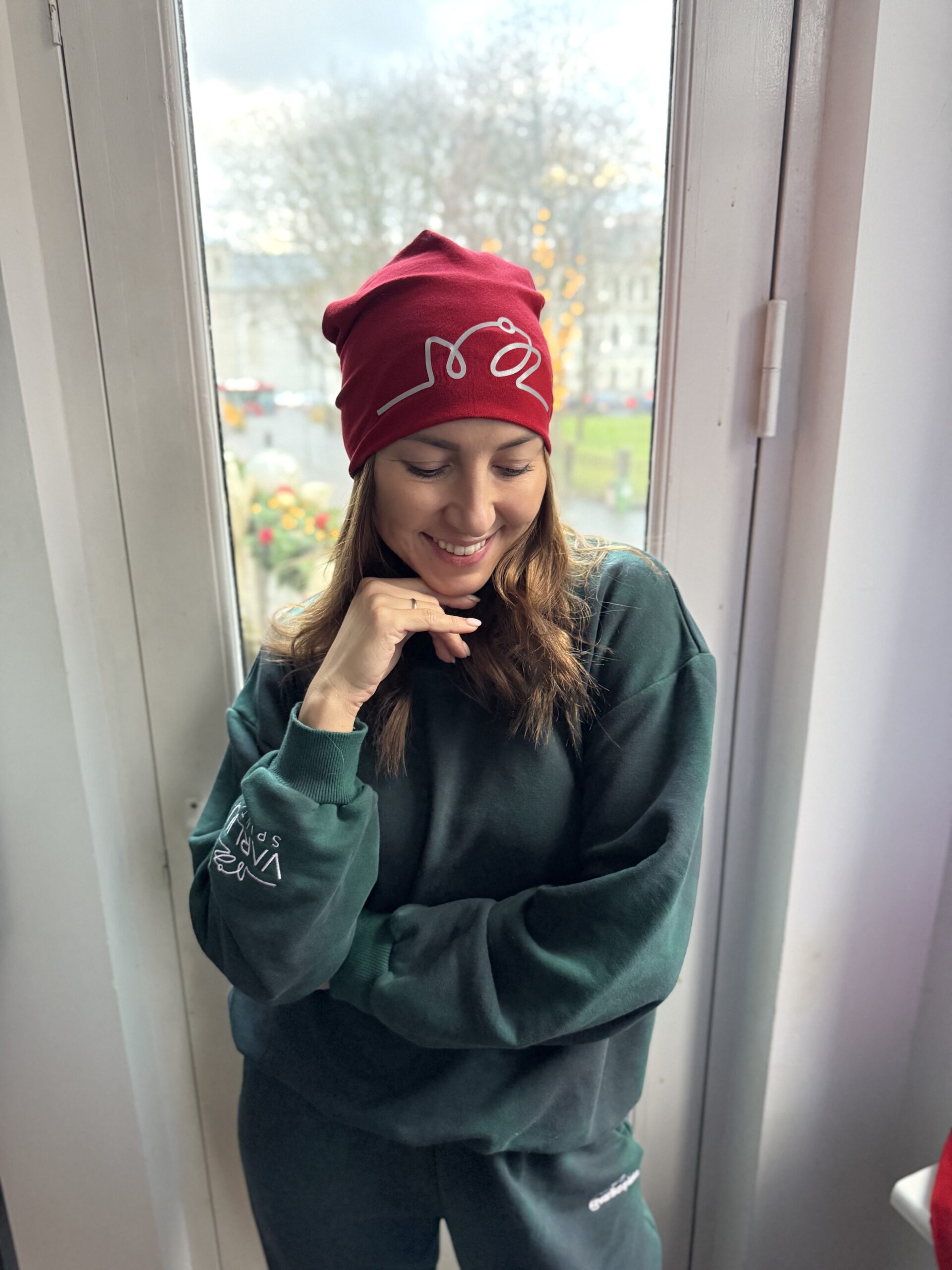 Trikotažinė raudona kepurė su ATŠVAITINIU logo