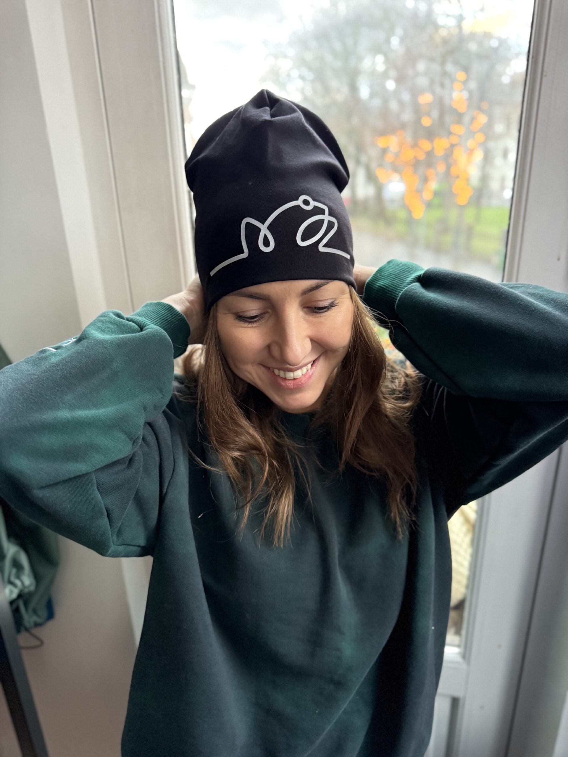 Trikotažinė JUODA kepurė su ATŠVAITINIU logo