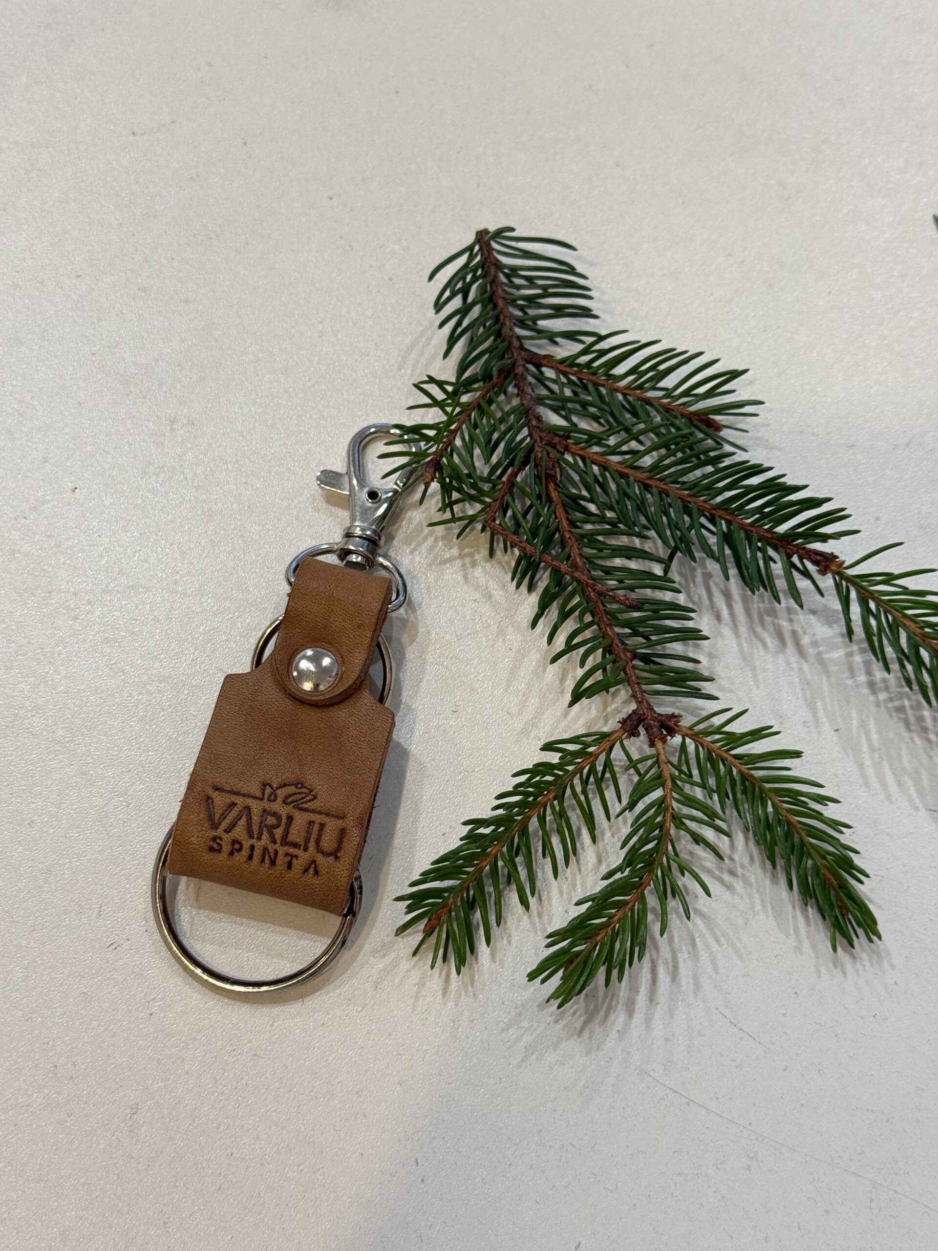 Rudas raktų pakabukas