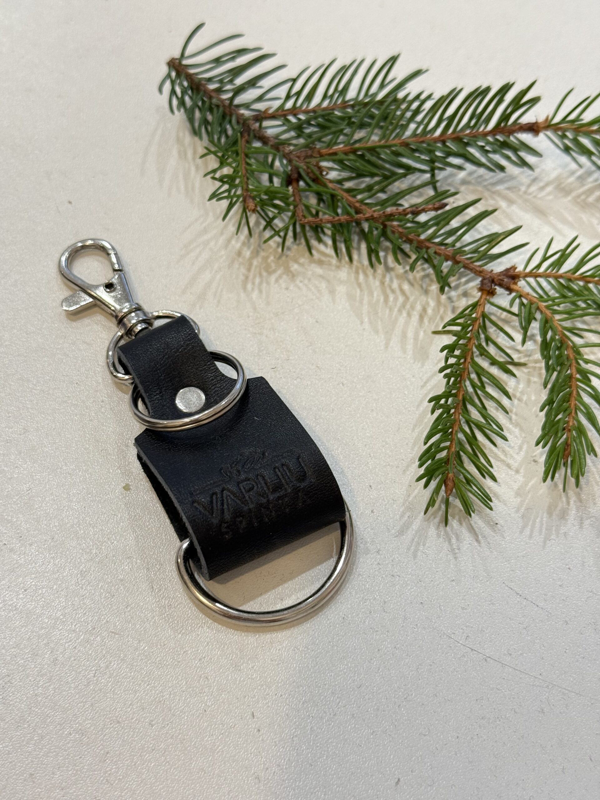 Juodas raktų pakabukas