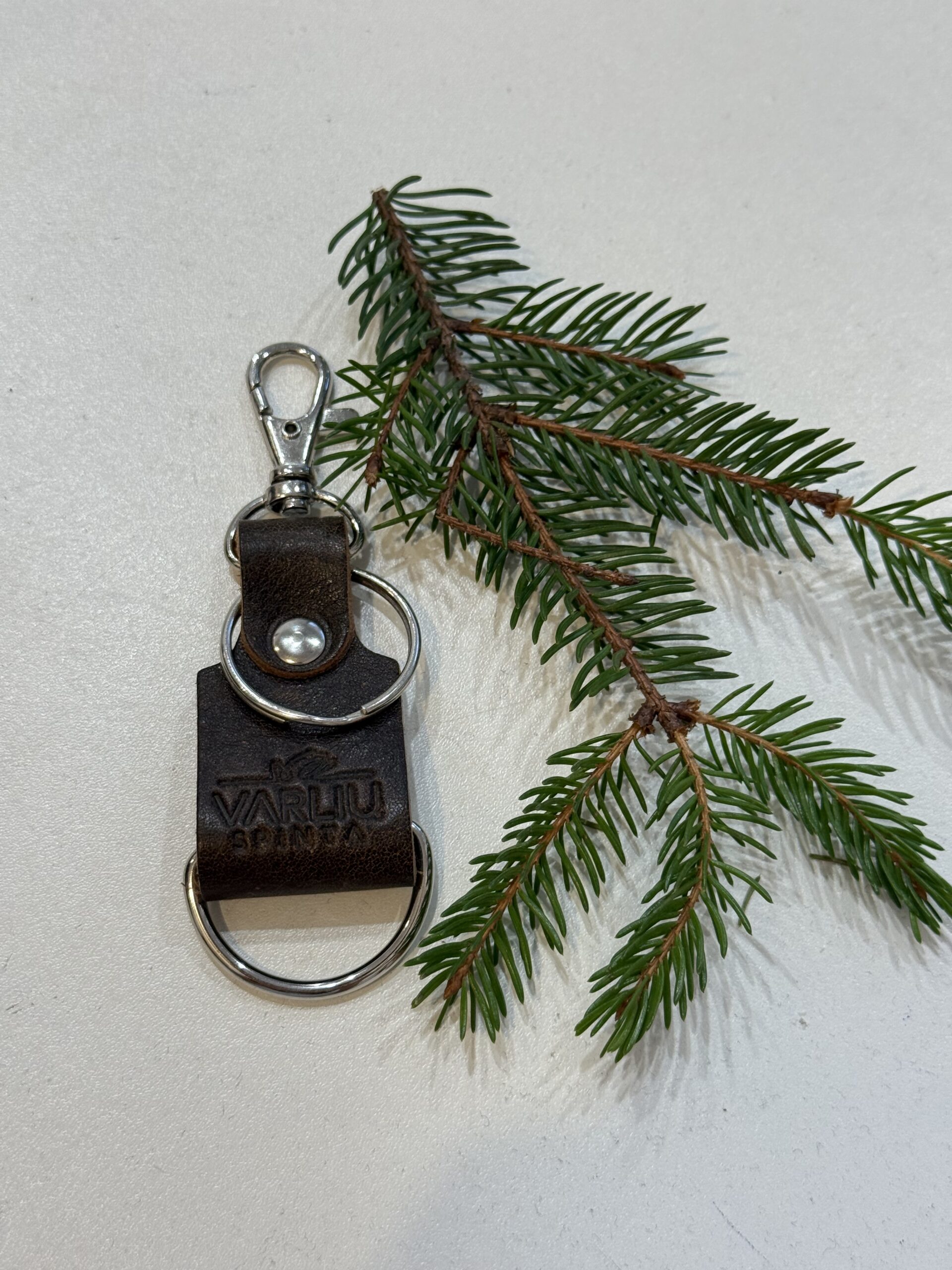 Tamsiai rudas raktų pakabukas