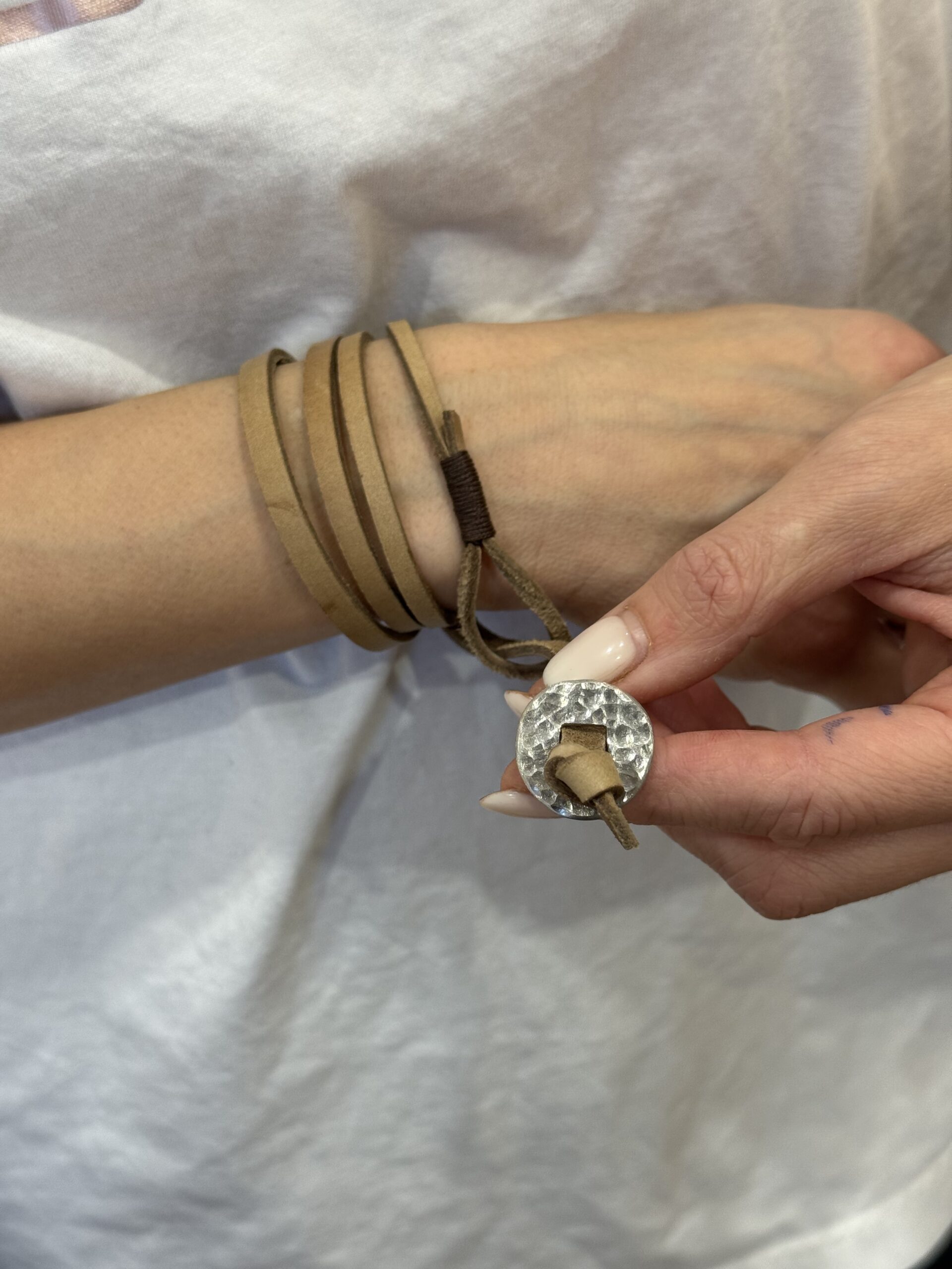 Reguliuojama odinė apyrankė su unikaliu užsegimu