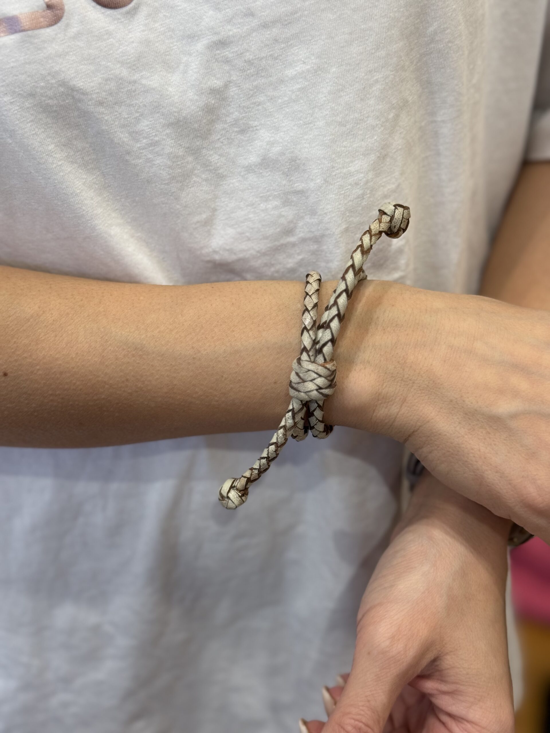 Pinta odinė apyrankė "žiogelis"